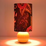 Lampe à poser, pied en céramique émaillée jaune et abat-jour imprimé
