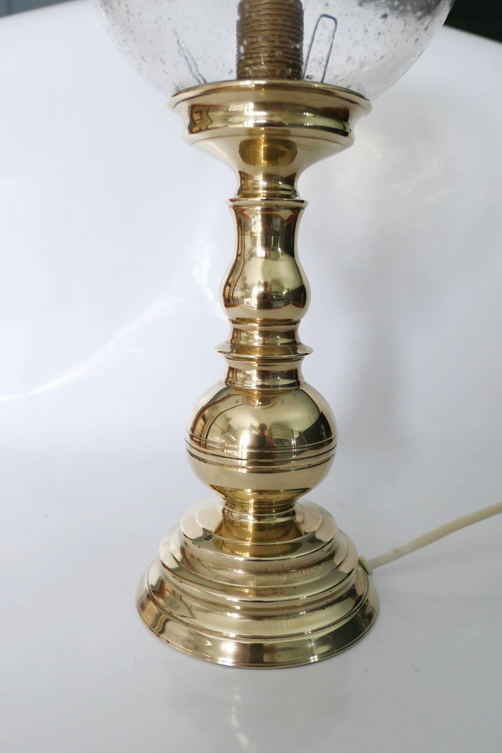 Table lamp in solid brass with a vintage 1970s glass globe.