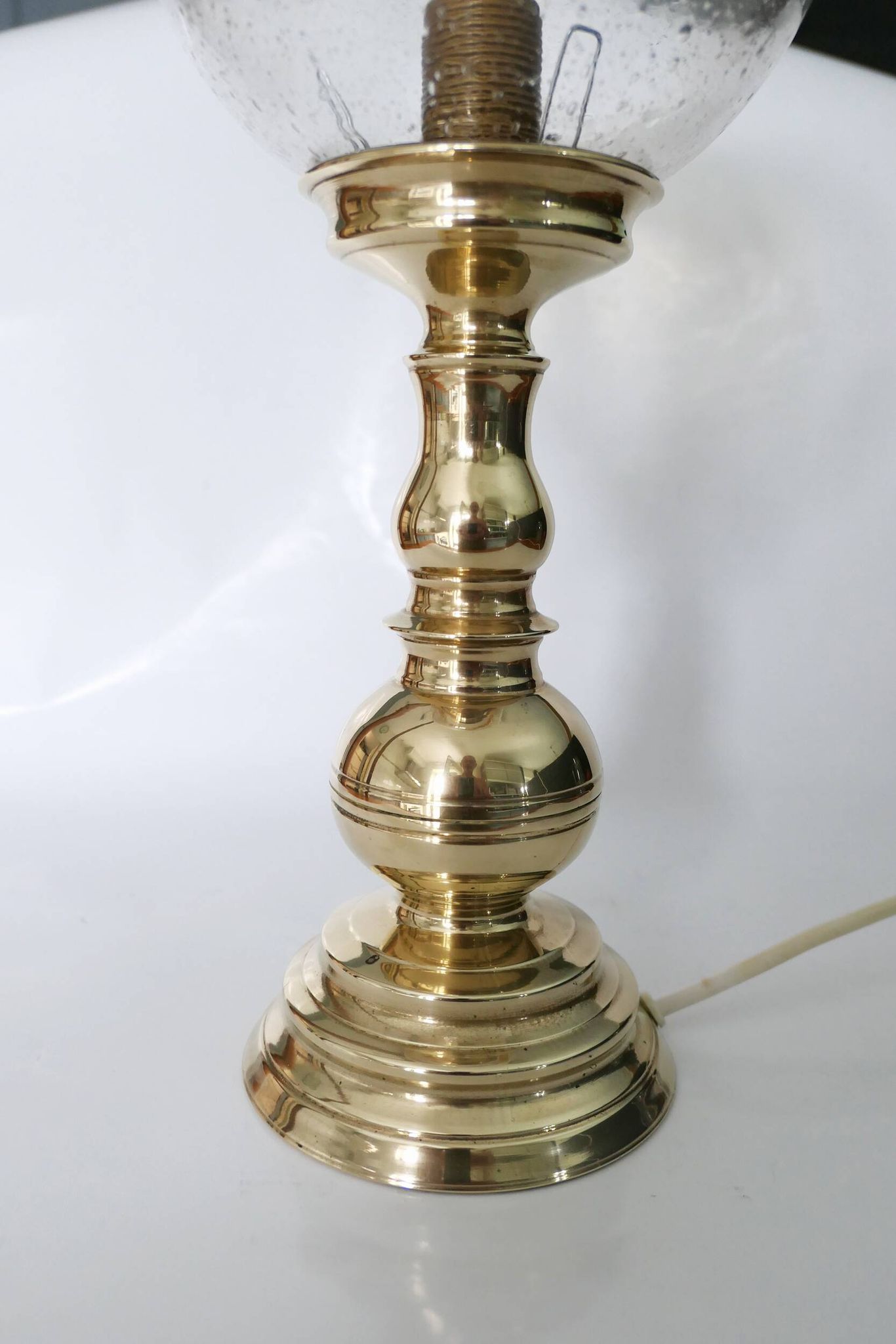 Table lamp in solid brass with a vintage 1970s glass globe.