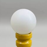 Lampe vintage jaune en céramique émaillée avec globe opalin – années 70