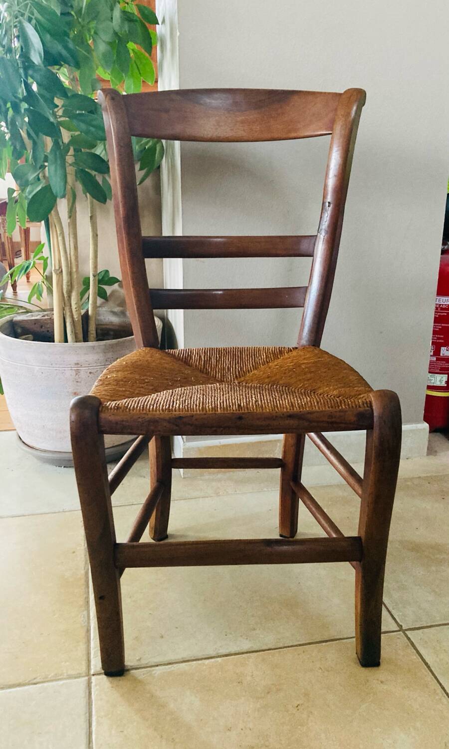Louis Philippe straw chair from the 19th century in solid walnut, dowelled.