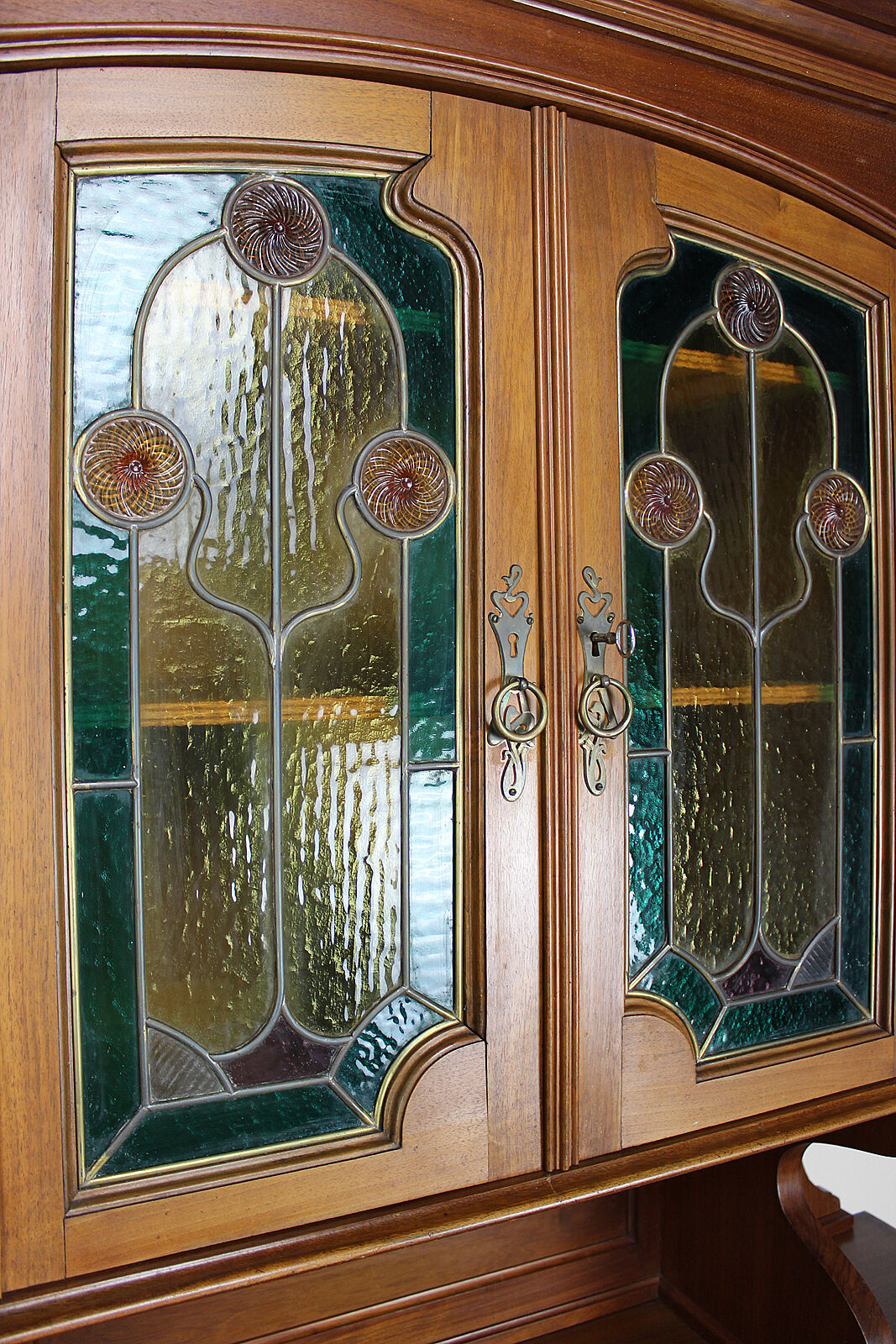 Buffet Art Nouveau en acajou sculpté et vitraux, vers 1900
