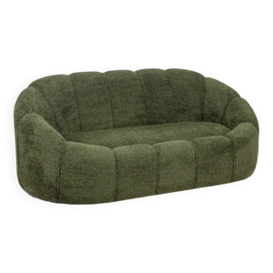 Canapé en tissu à bouclettes.