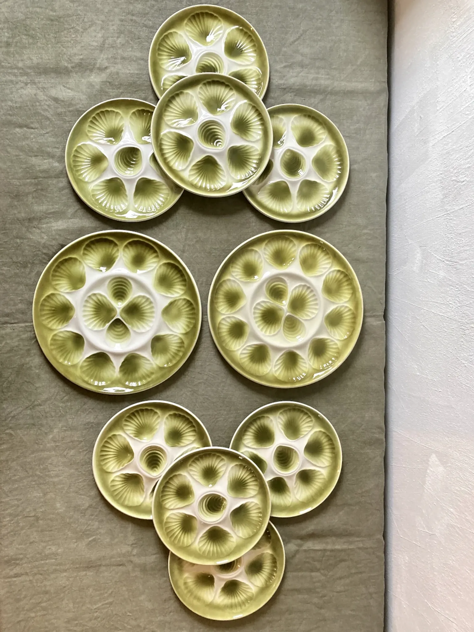 Oyster service Moulin des Loups – 8 plates and 2 dishes, 1970s