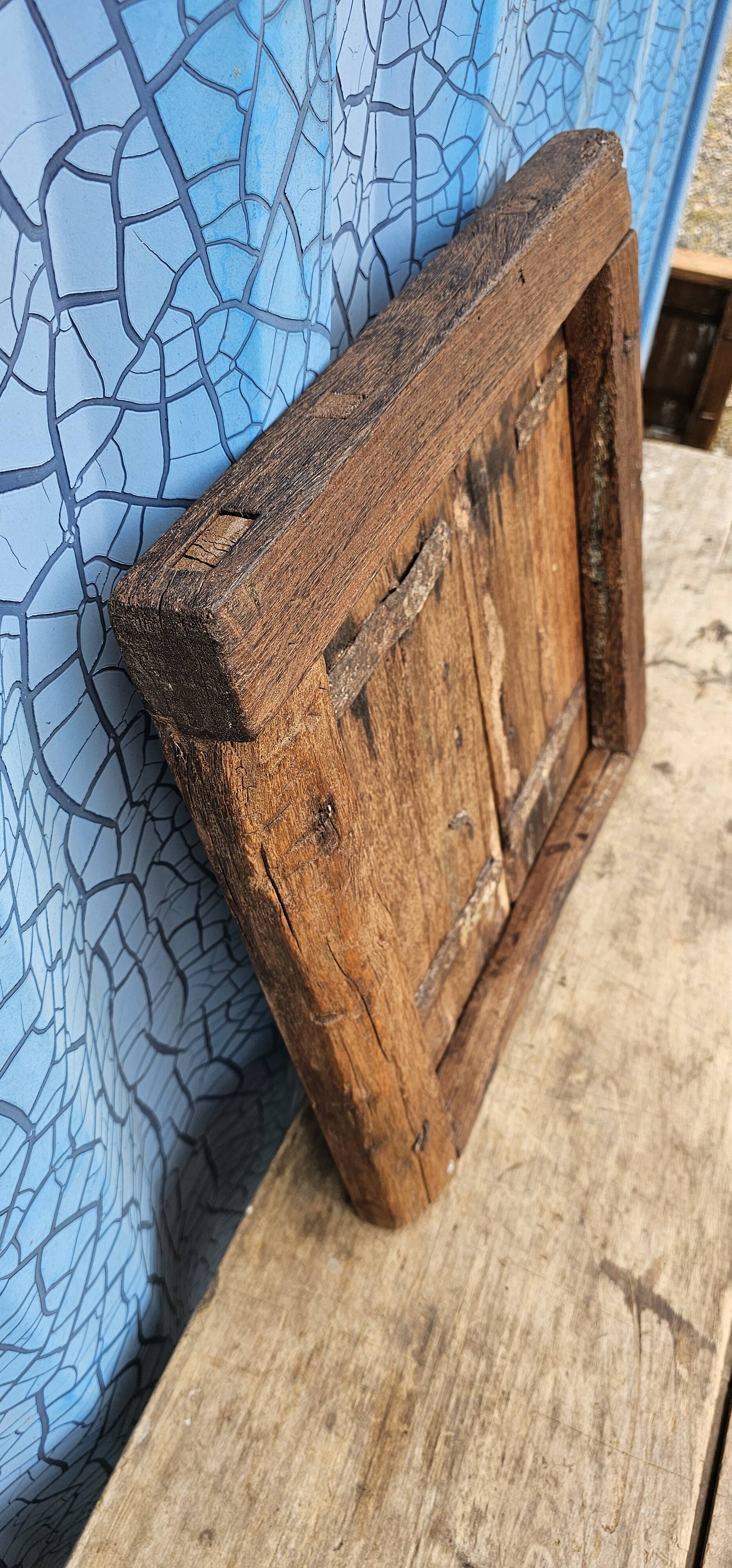 Ancienne fenêtre tribale en bois