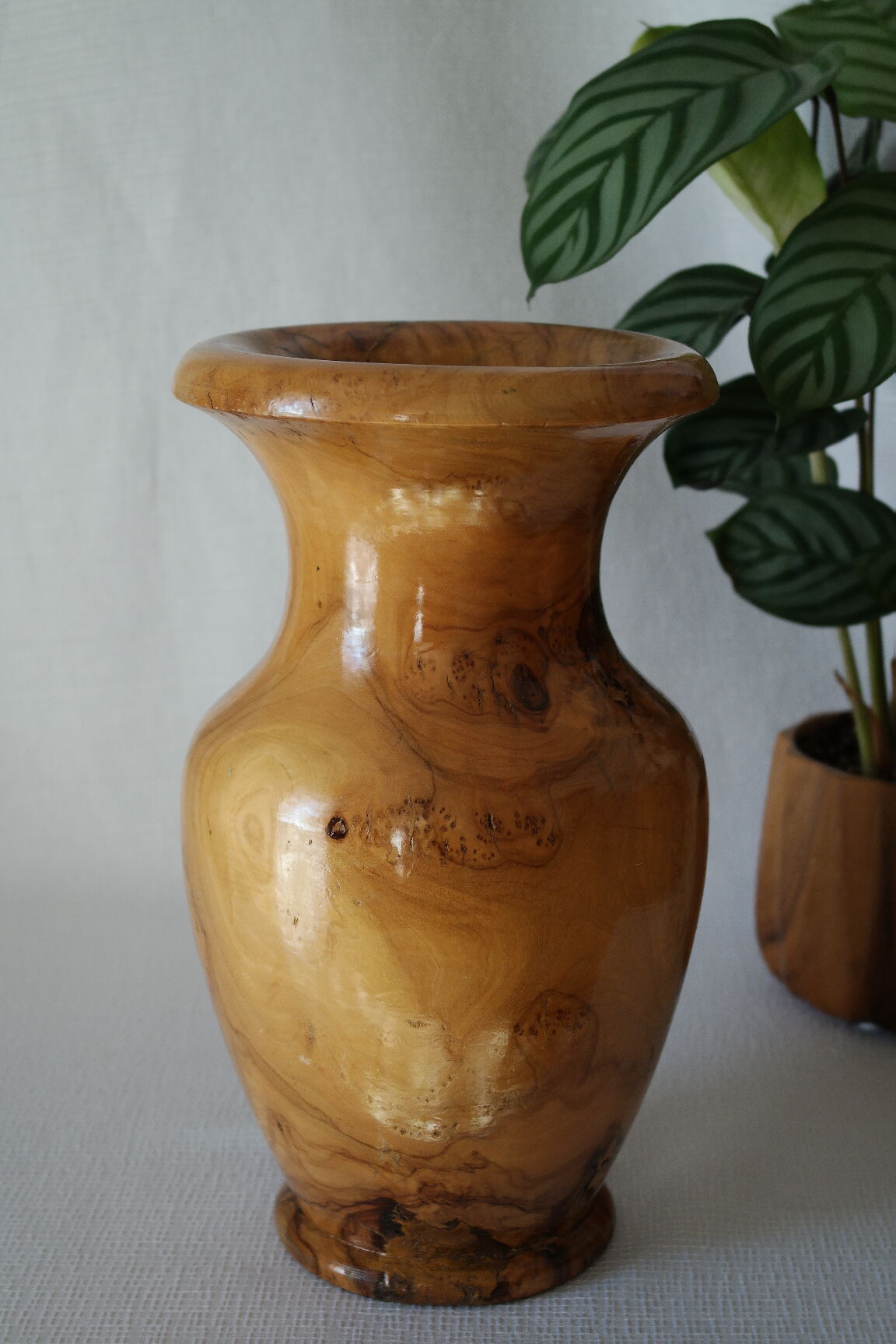Vase artisanal en bois tourné d'olivier vernis