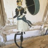 Femme au parapluie en métal, pendulaire