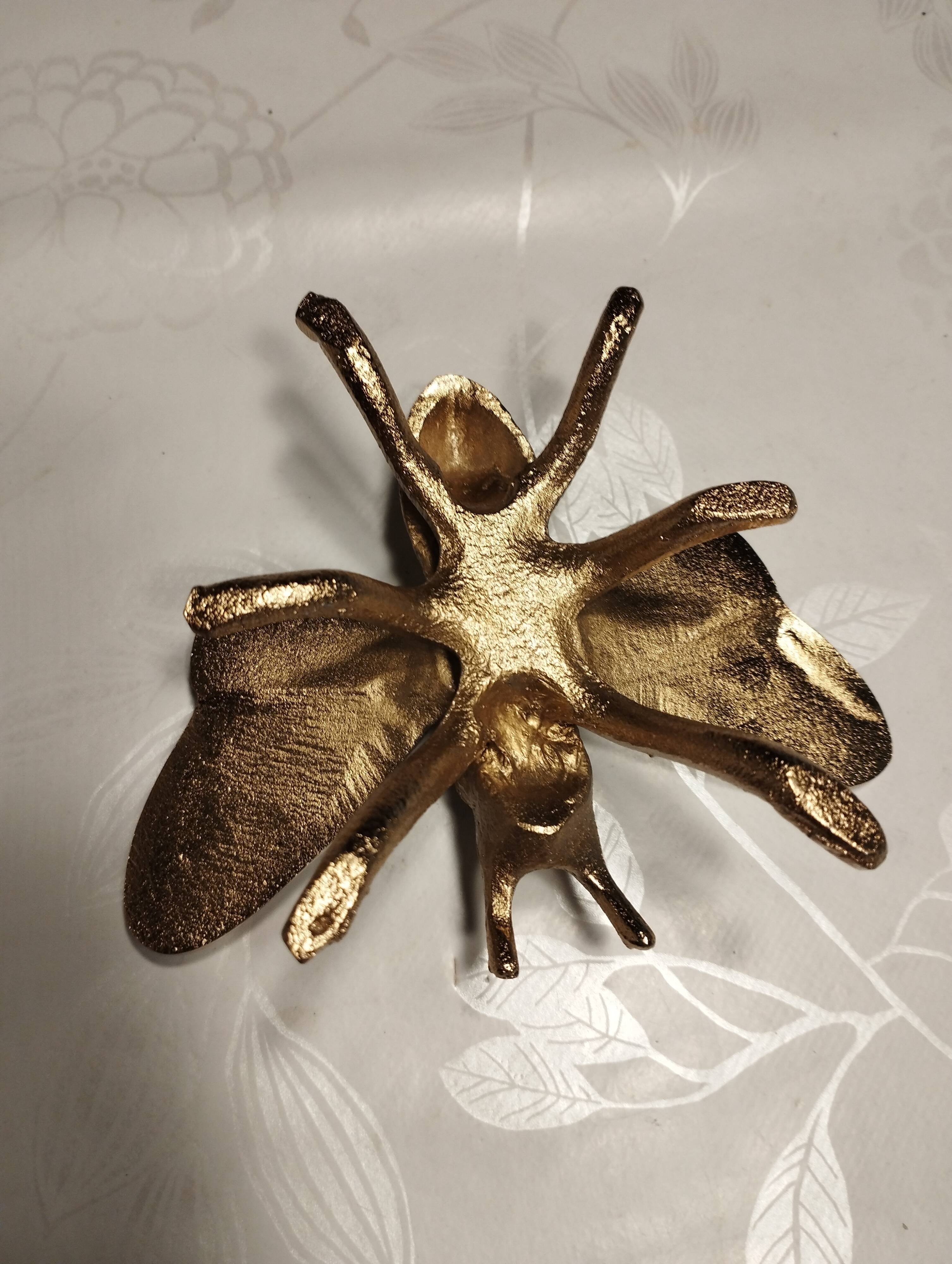 paperweight - decoration to place - bee insect in gold metal