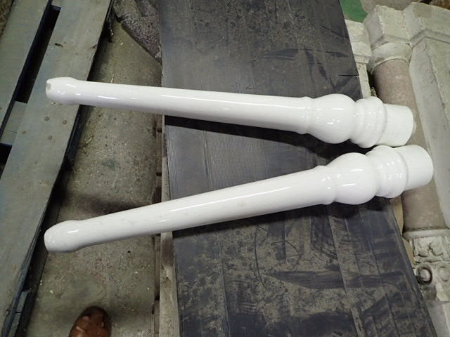 Double sink on spindle feet