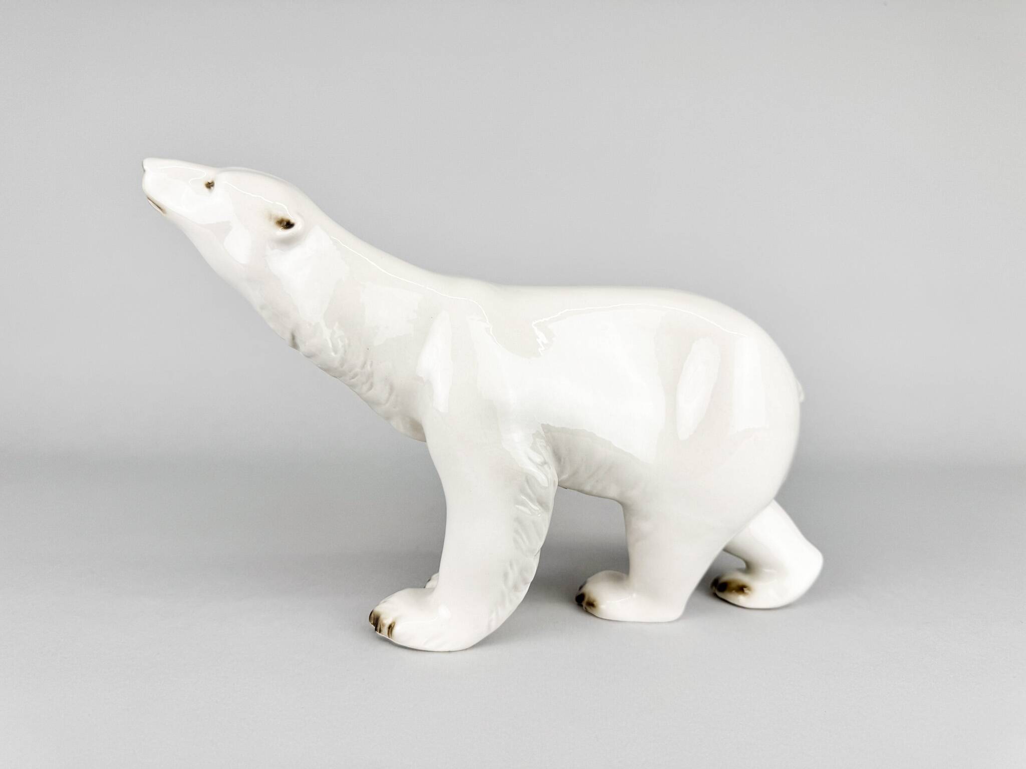 Sculpture d'ours polaire en porcelaine Royal Dux, Tchécoslovaquie années 1960