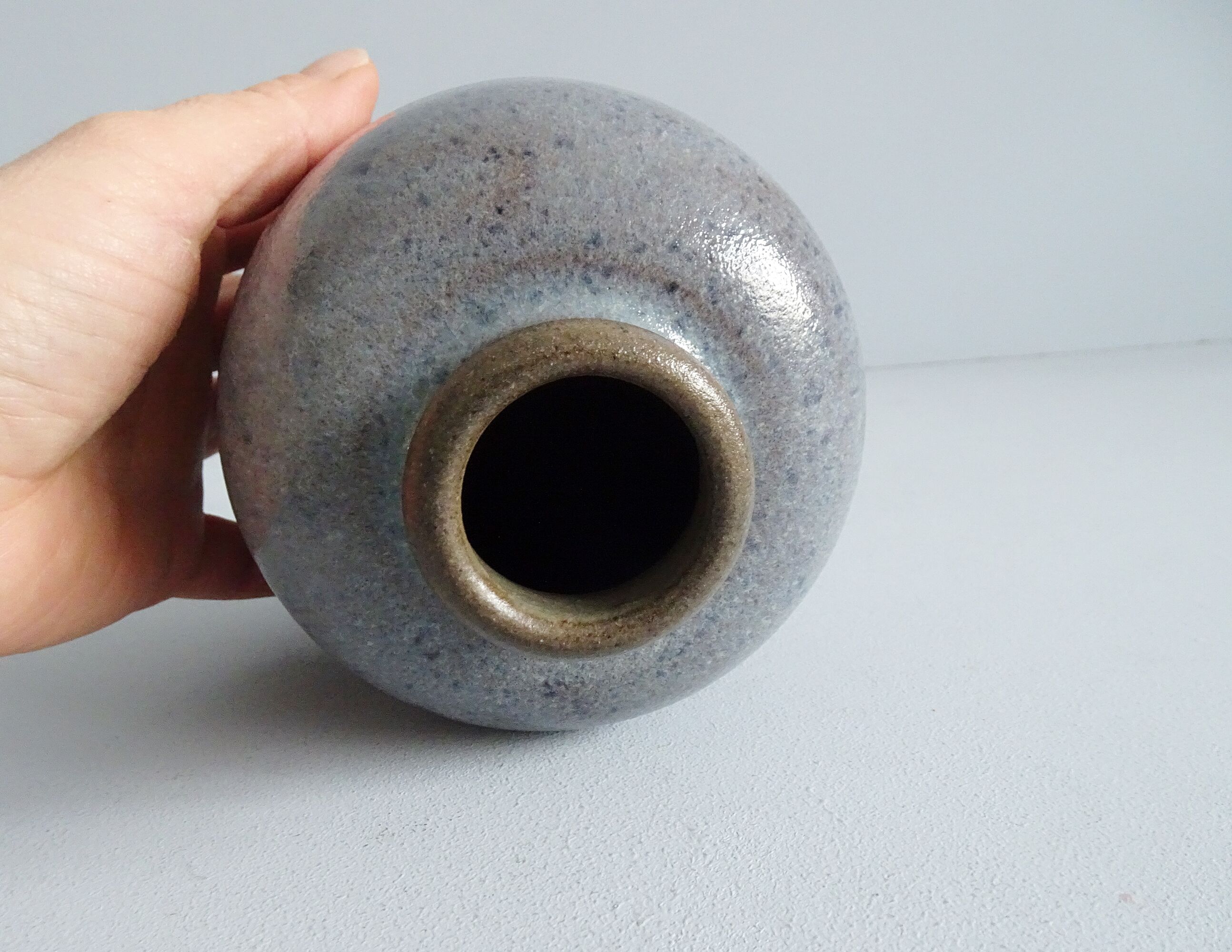 Vase in blau braun, Mid Century Keramik, bauchige Blumenvase