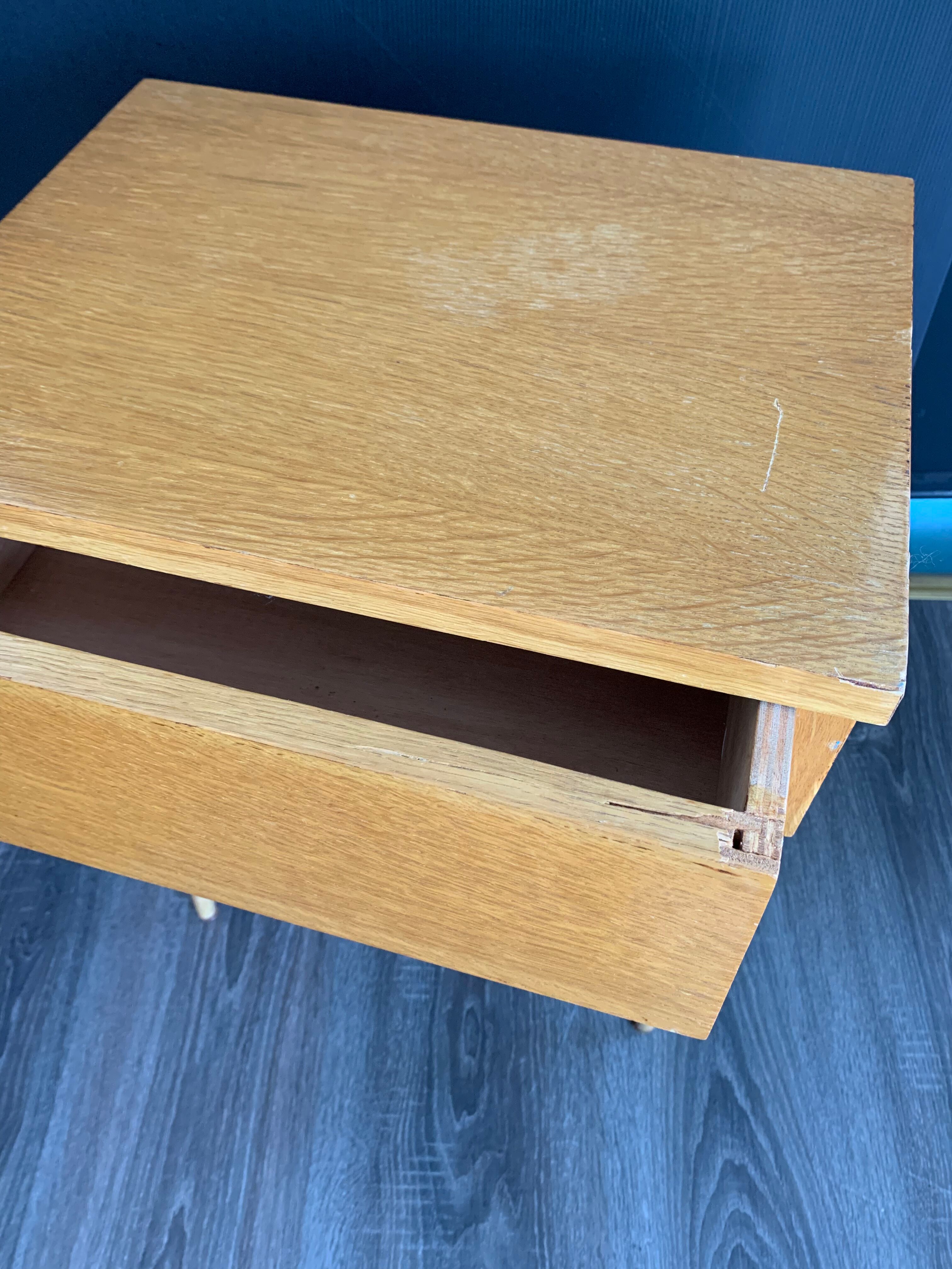 Bedside table compass feet