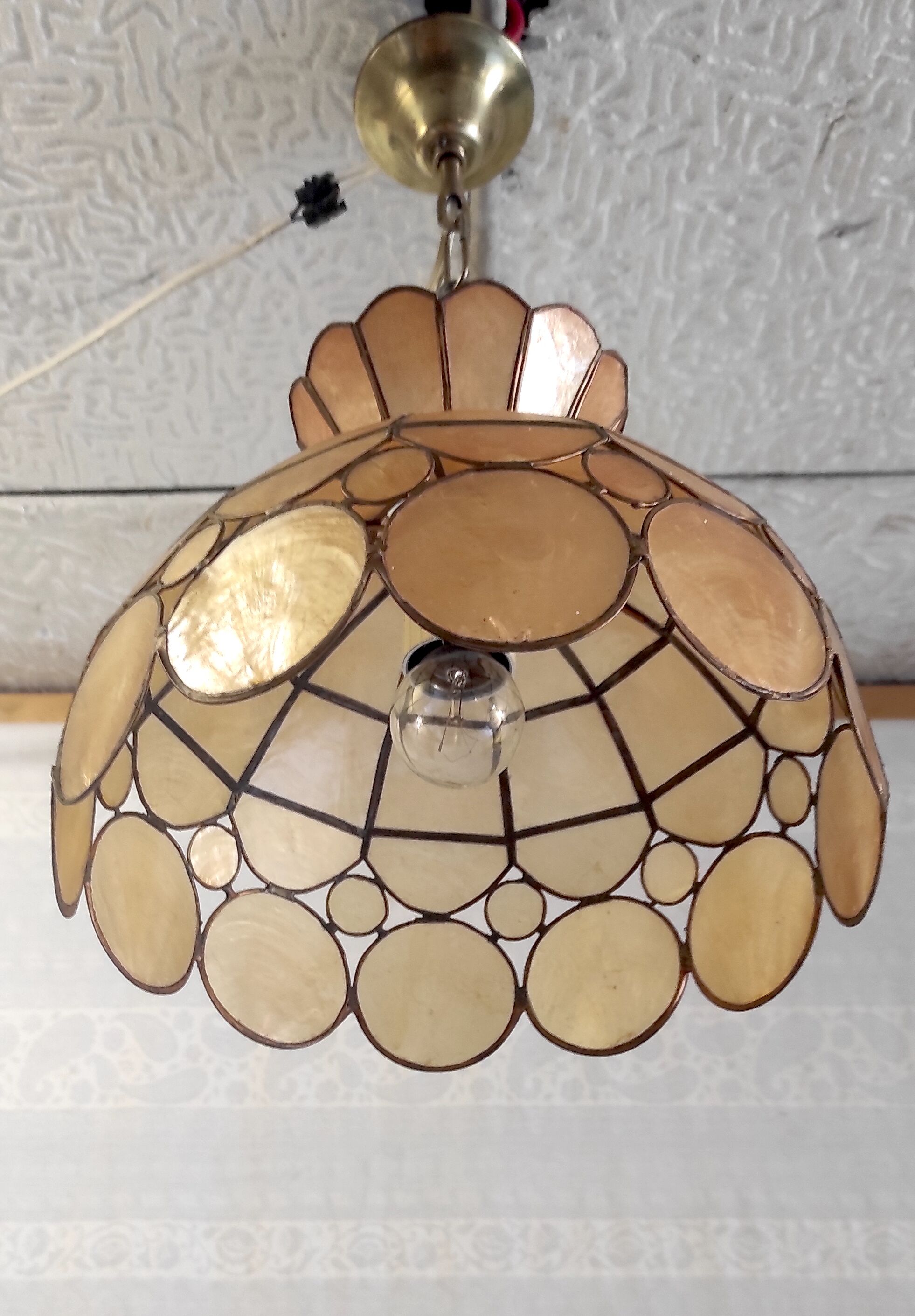 Pendant lamp in amber mother-of-pearl and brass – 60s/70s
