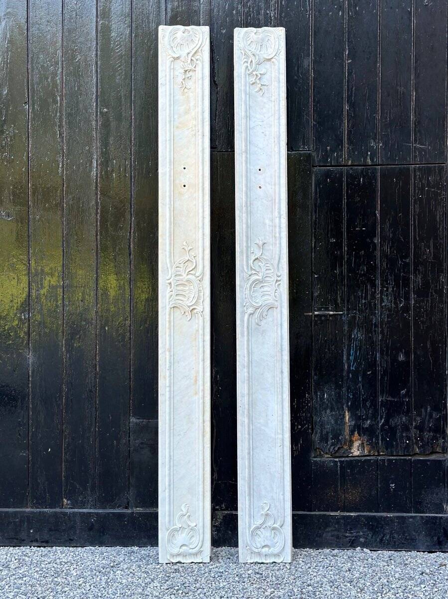 Pair of Louis XV pilasters in Carrara marble, 18th century