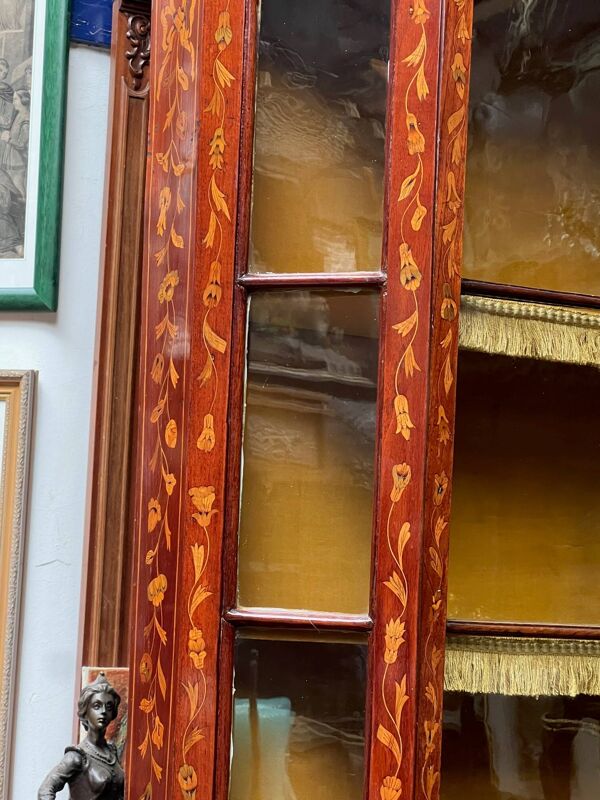 Vitrine Renaissance en marqueterie hollandaise à motifs floraux