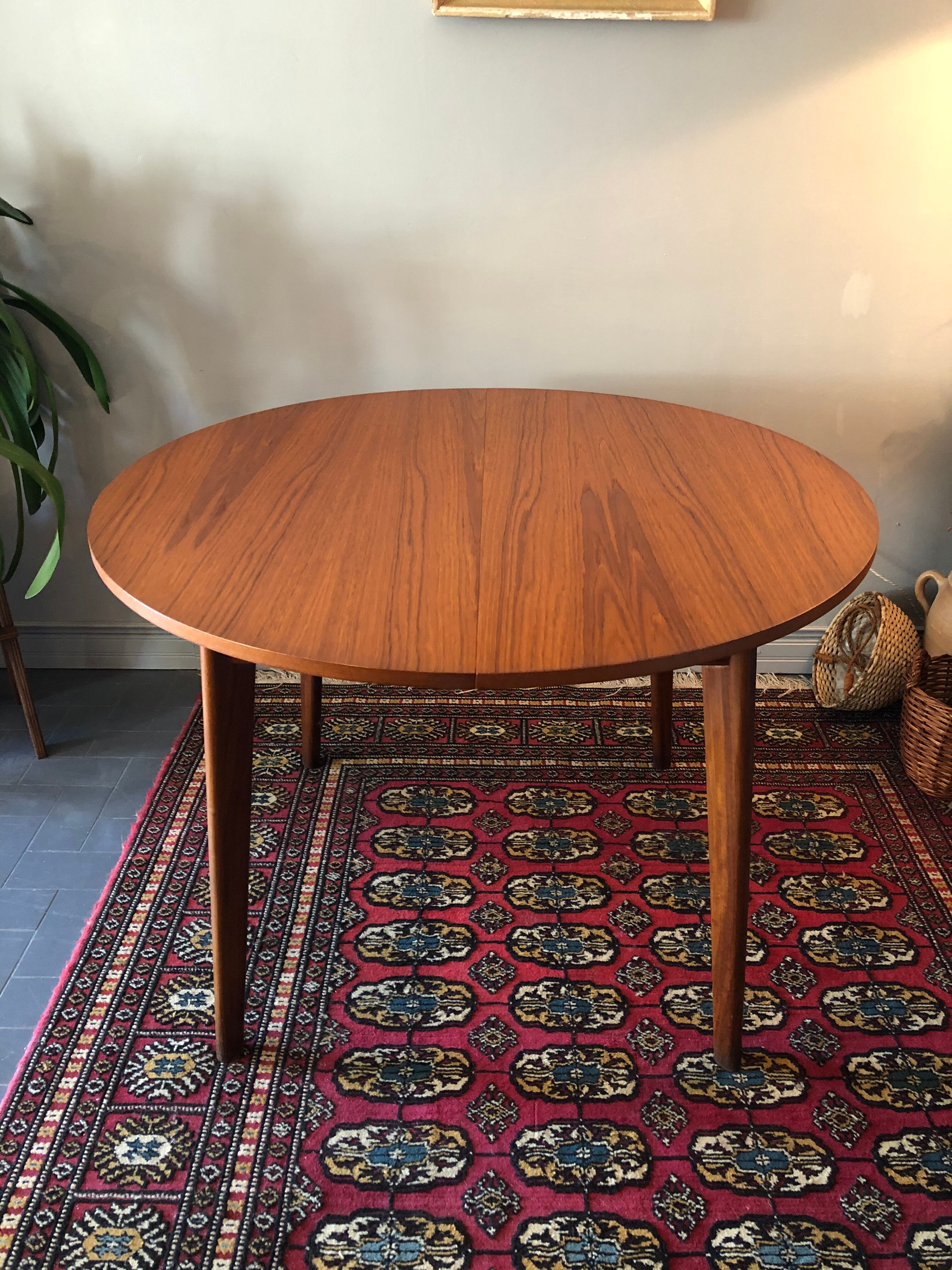 Extendable vintage roundtable