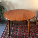 Extendable vintage roundtable