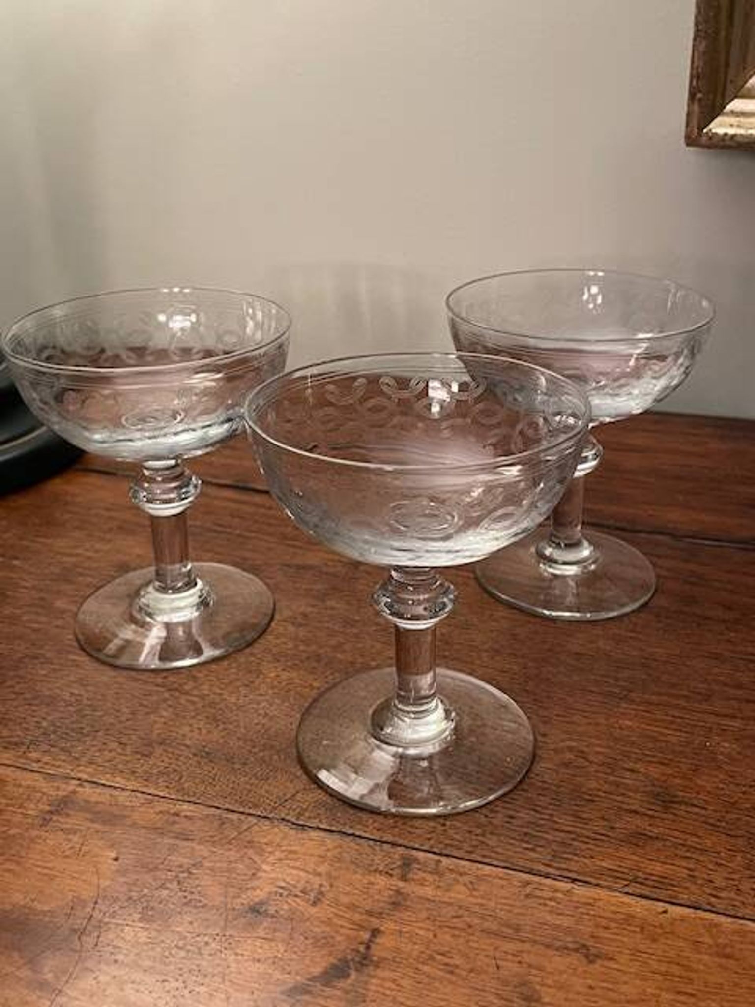 Lot de 3 coupes à champagne art déco gravées arabesque