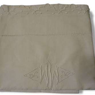 Beau drap brodé , monogrammé