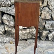 Petite table Chiffonnière en bois de placage de style Transition .