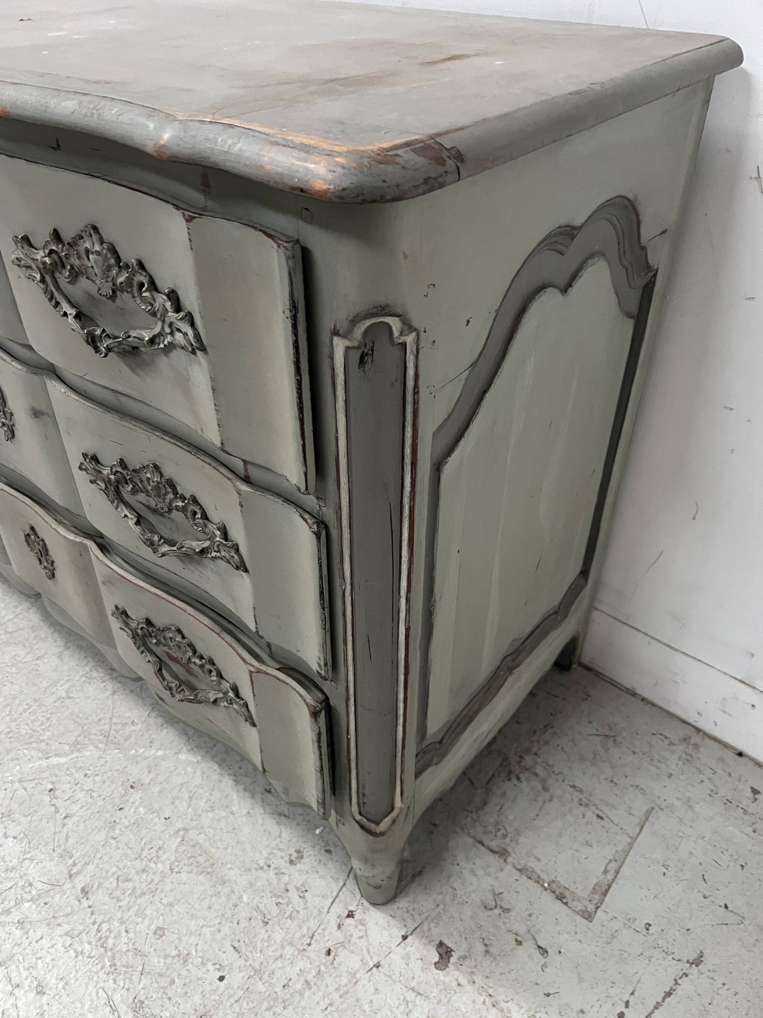 Commode arbalète de style Louis XV en chêne patiné XX siècle