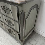 Commode arbalète de style Louis XV en chêne patiné XX siècle