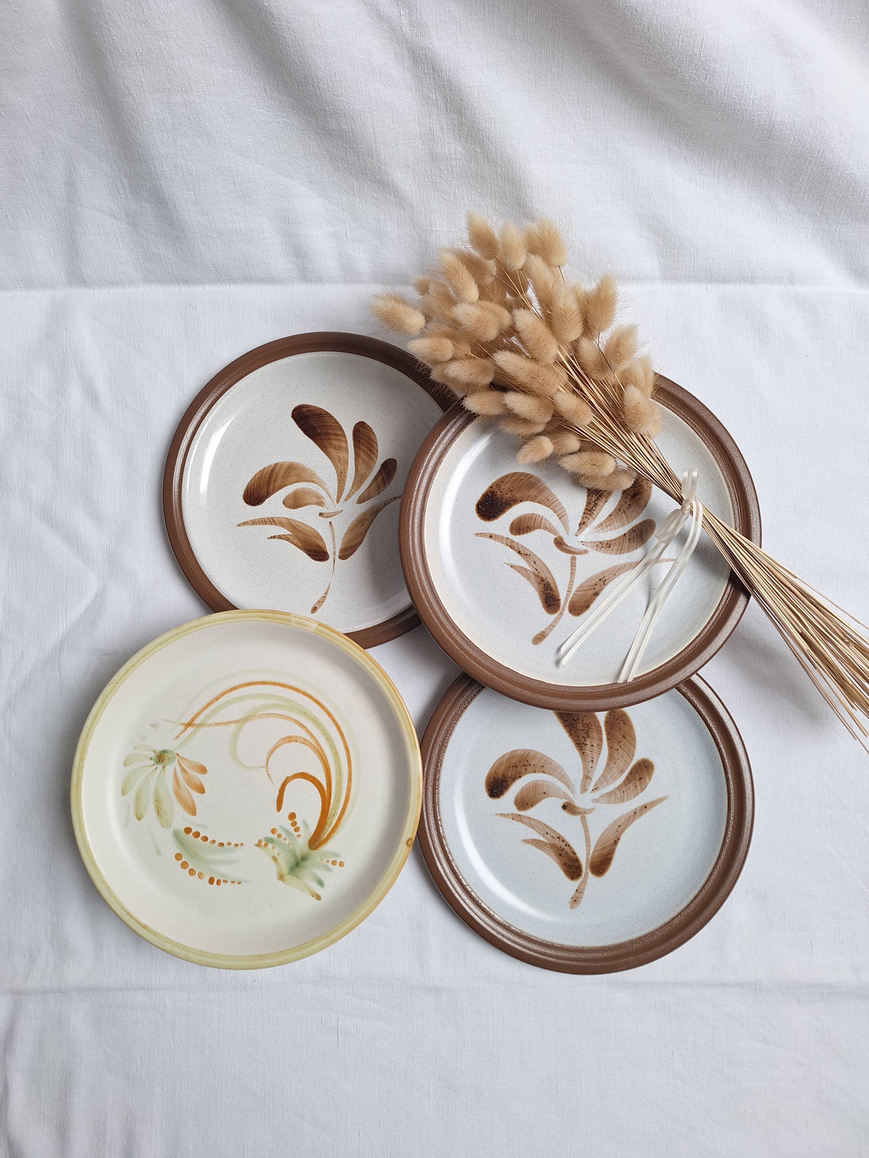 Assiettes plates vintage en grès, décor de fleurs peintes à la main