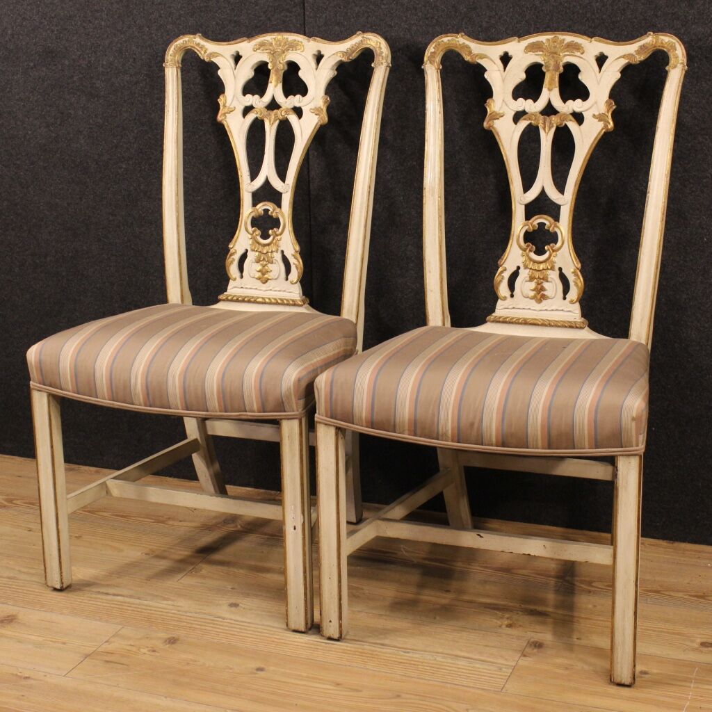 Paire de chaises italiennes laquées et dorées