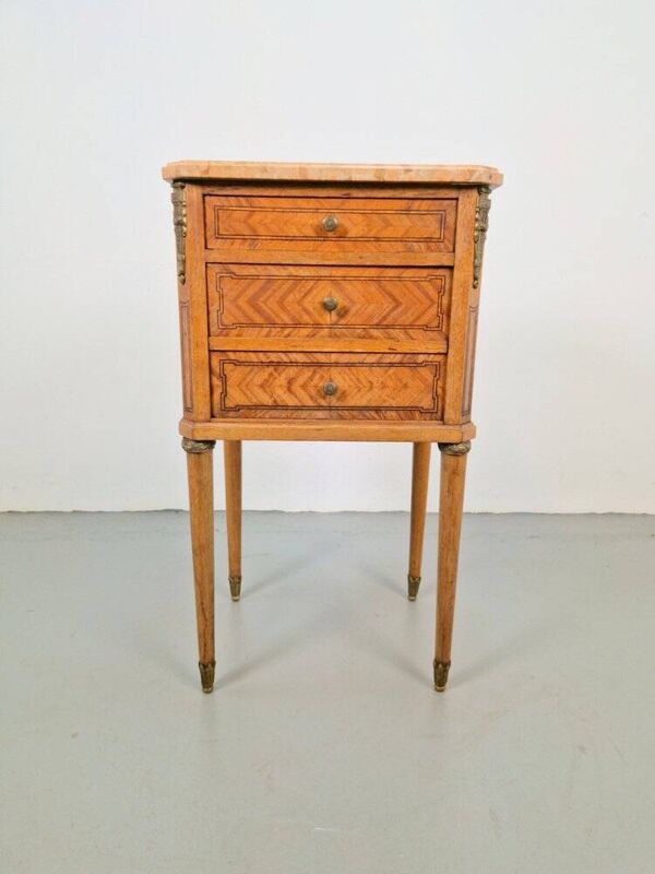 Table de chevet vintage française avec plateau en marbre et ornements en laiton, années 1920