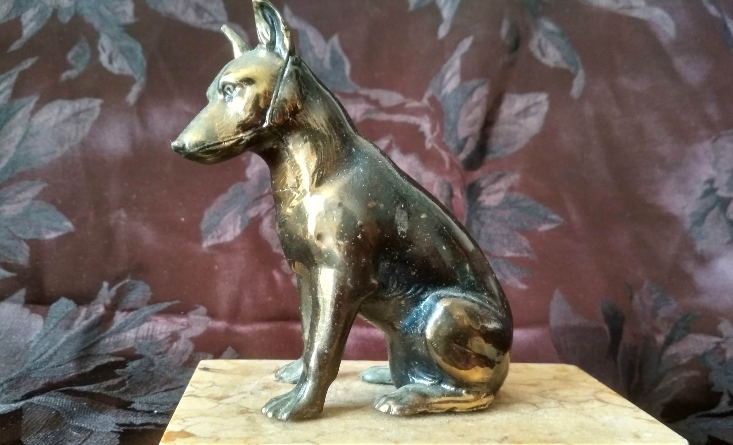 Greenhouse book dog sculpture regulates on marble slab