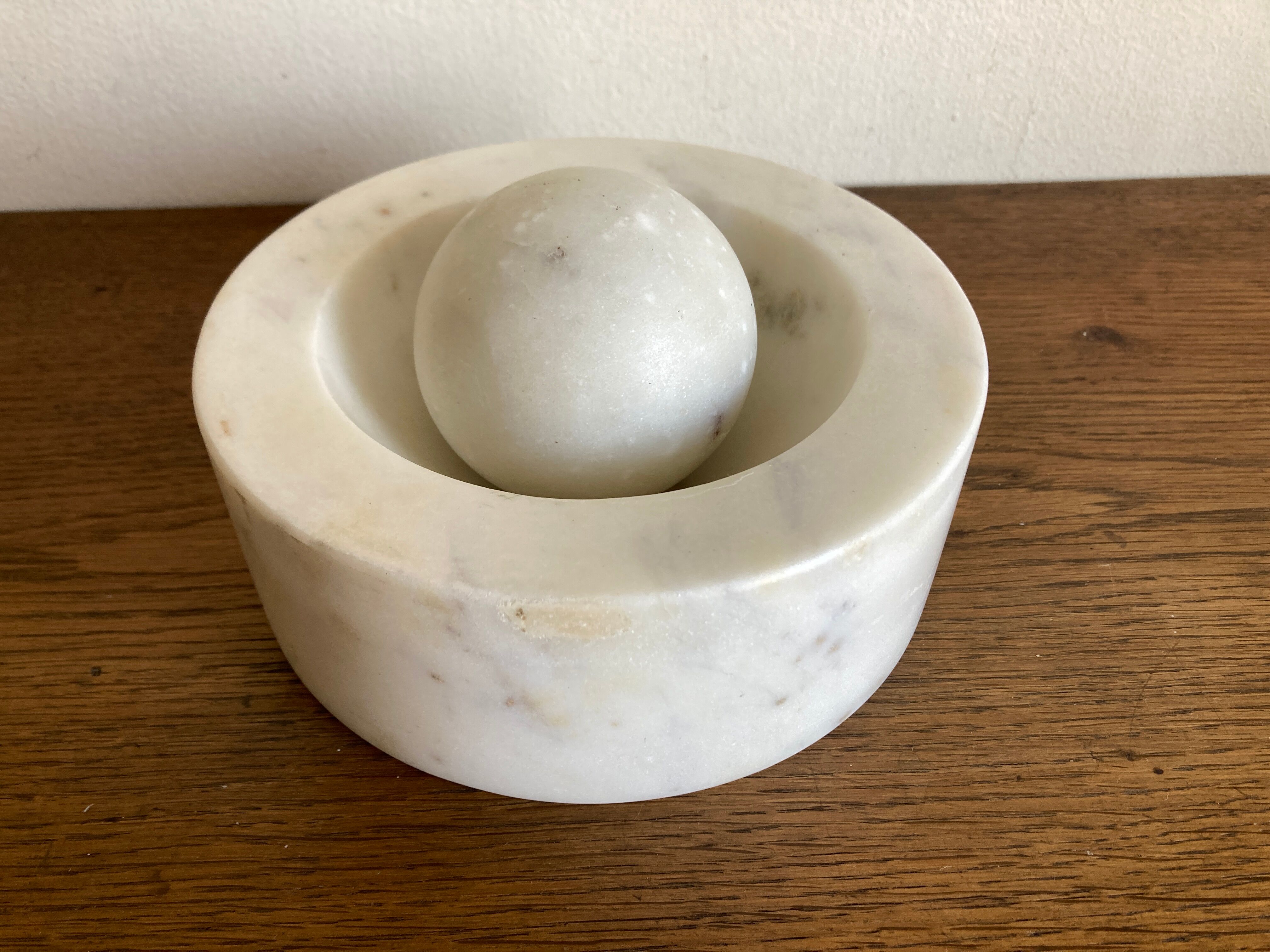 Space Age XXL ashtray in white marble, Italian design 1970.