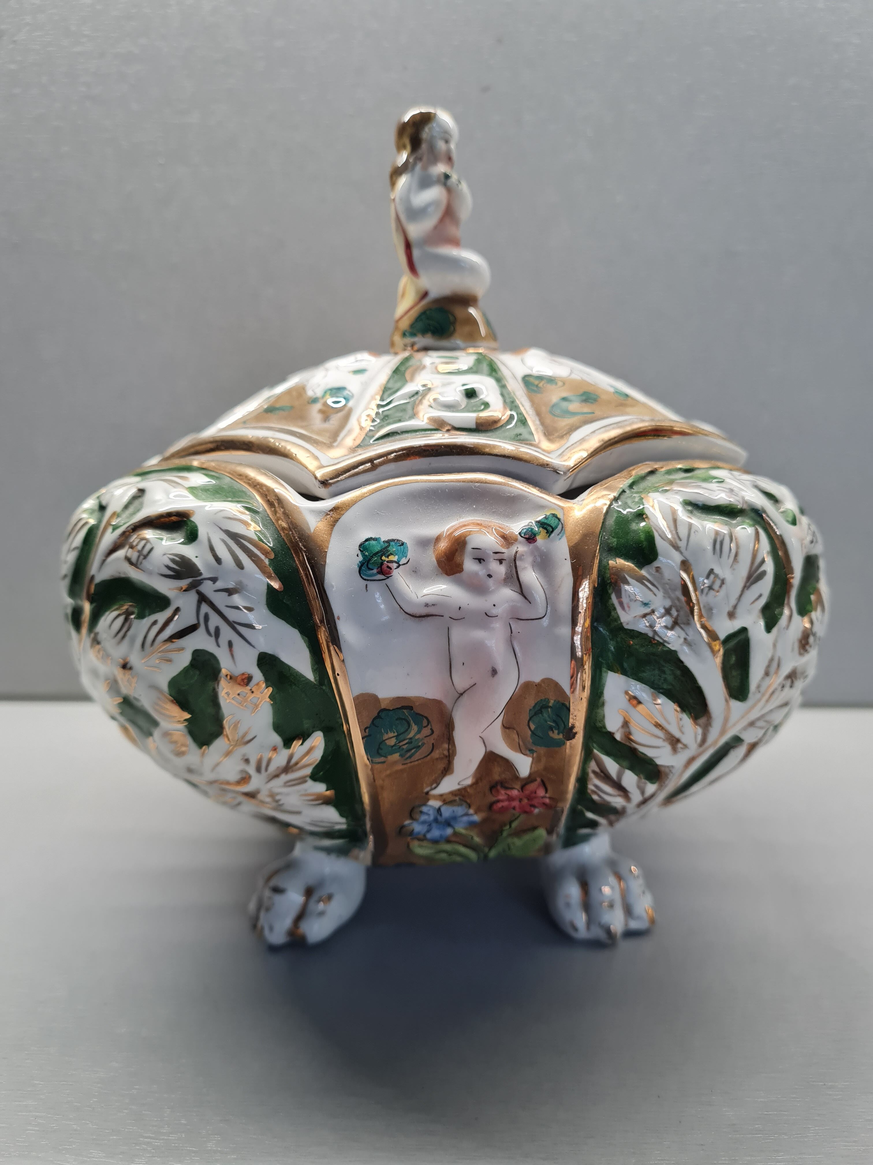 Soupière sur pied de lion en céramique Italienne, style antique capodimonte