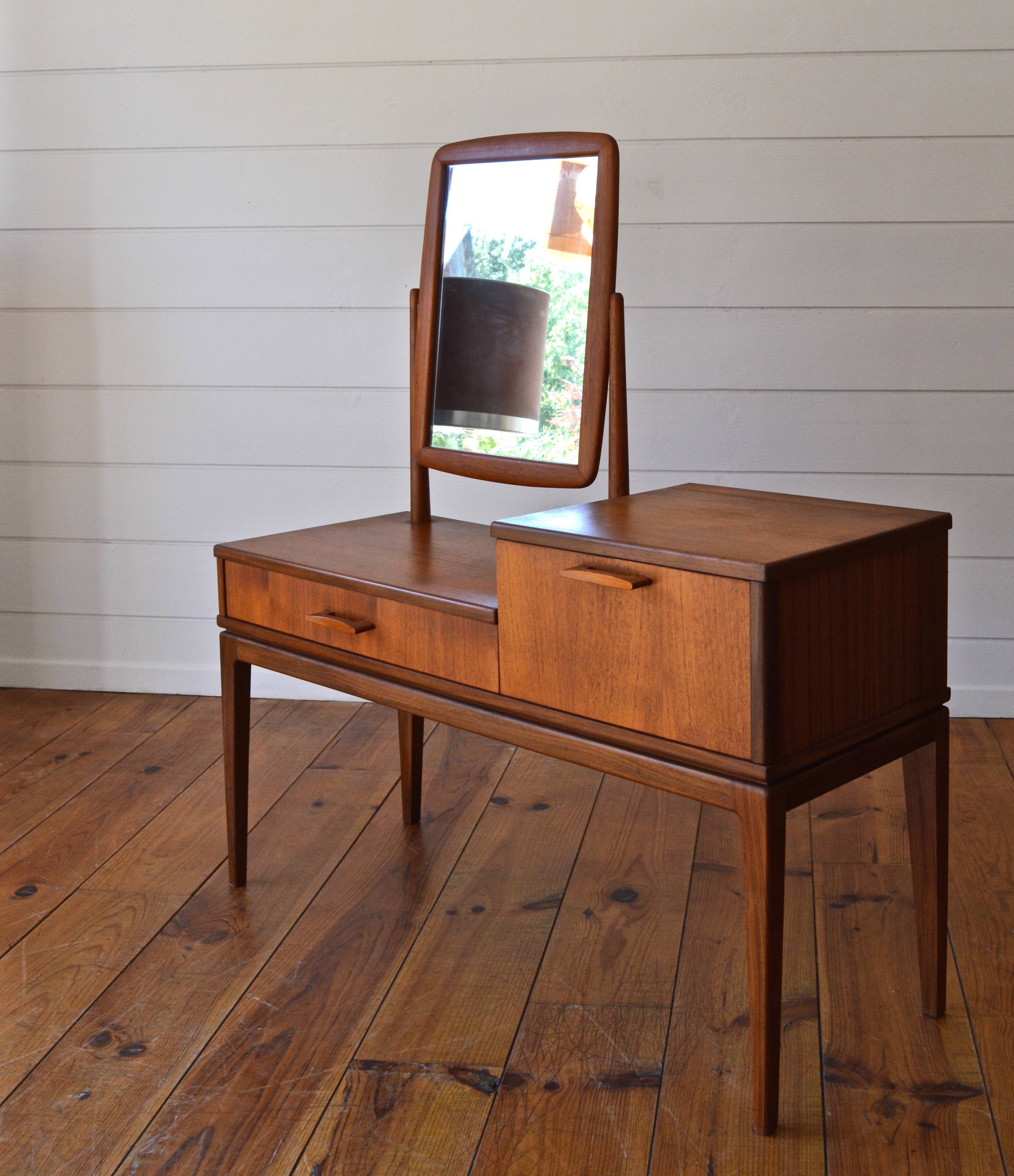 Scandinavian dressing table