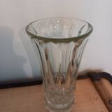 Vase en verre taillé transparent