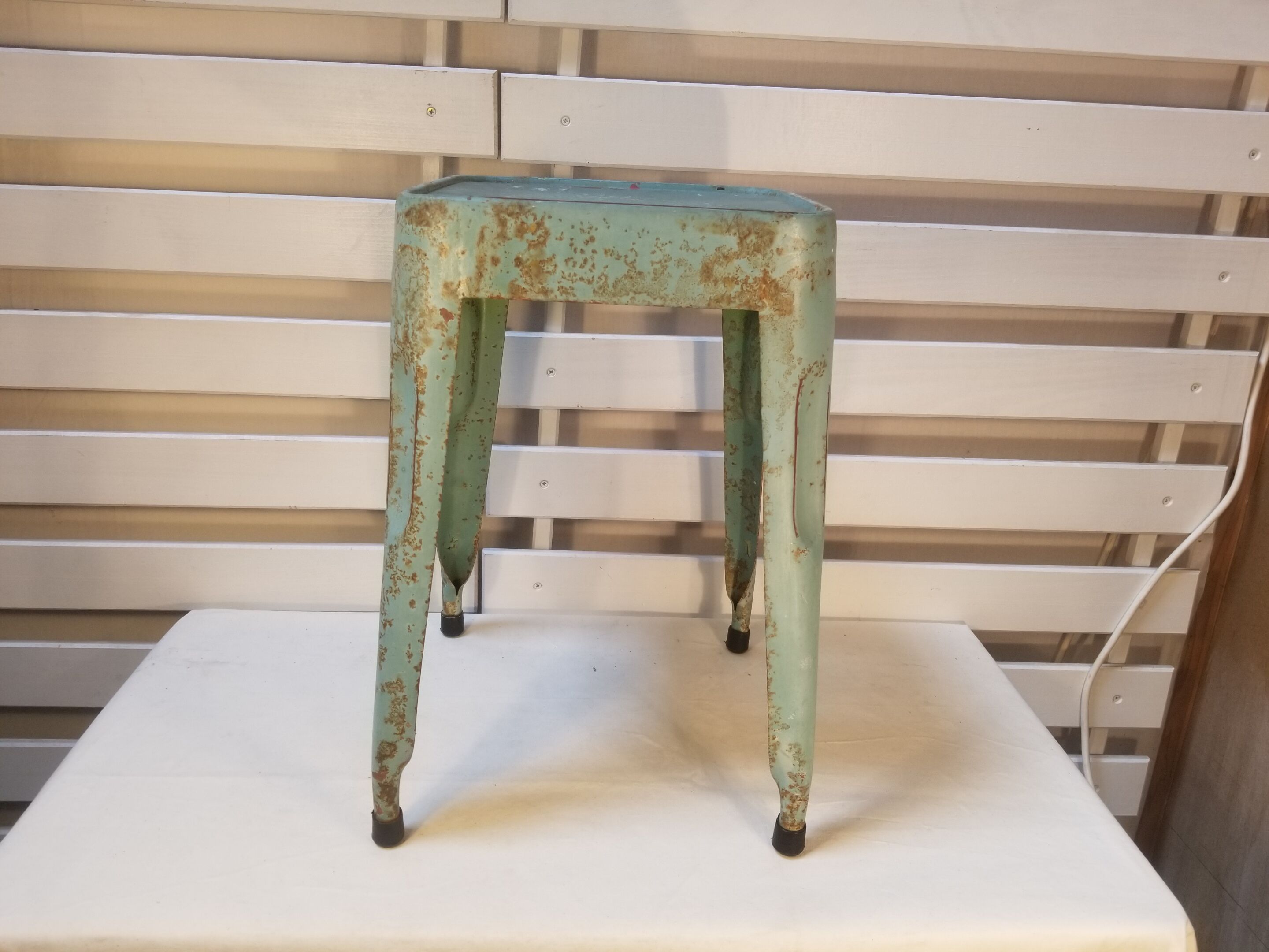 Tabouret vintage industriel en tôle