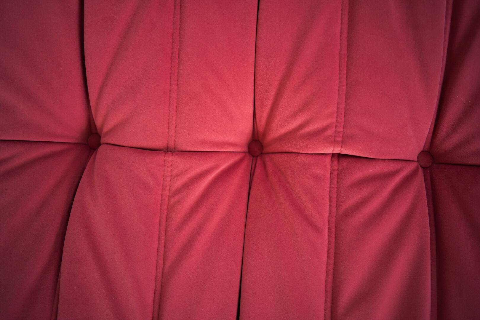 Togo set of chair and pouf in raspberry velvet