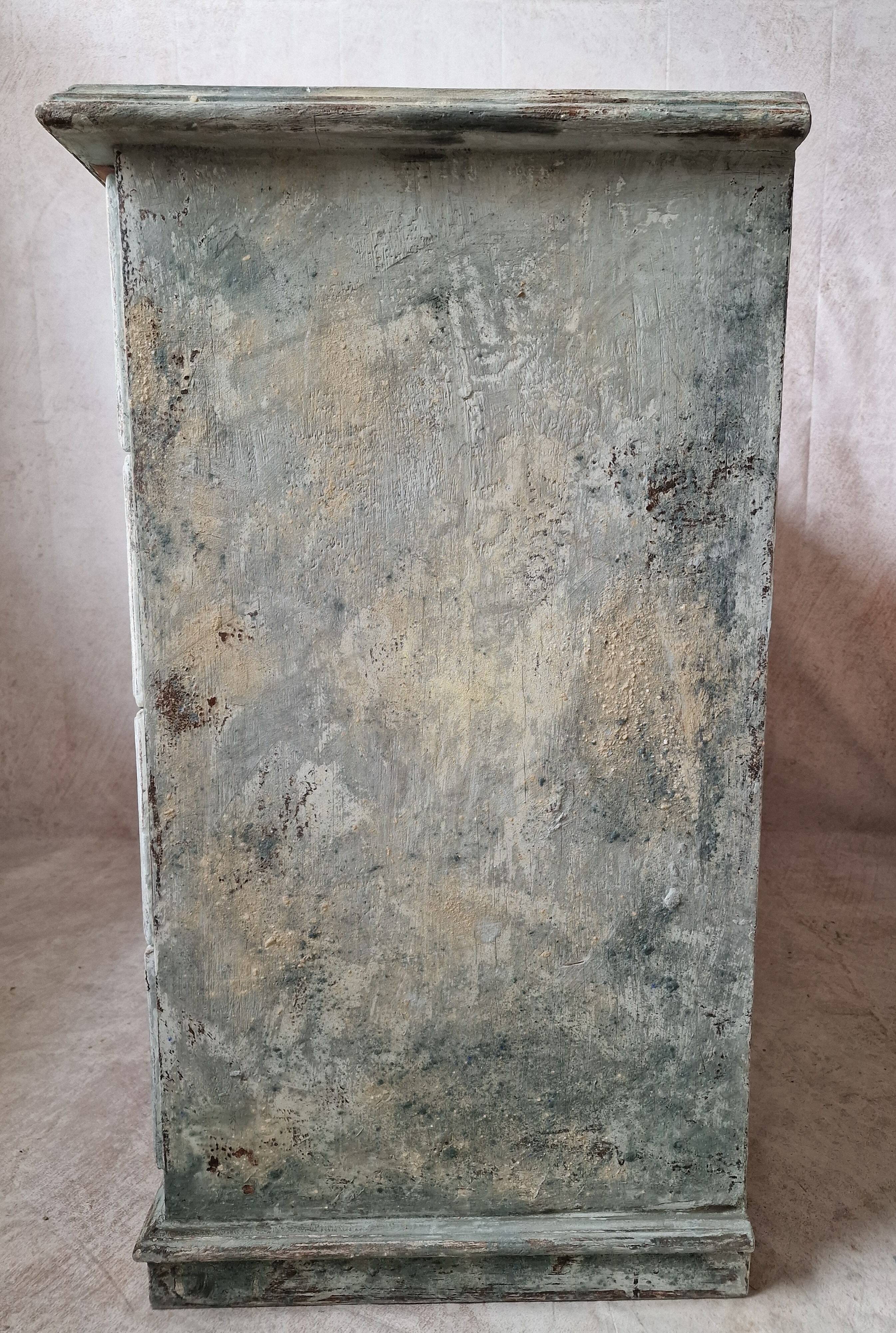 Commode patinée beige et bleu style wabi sabi