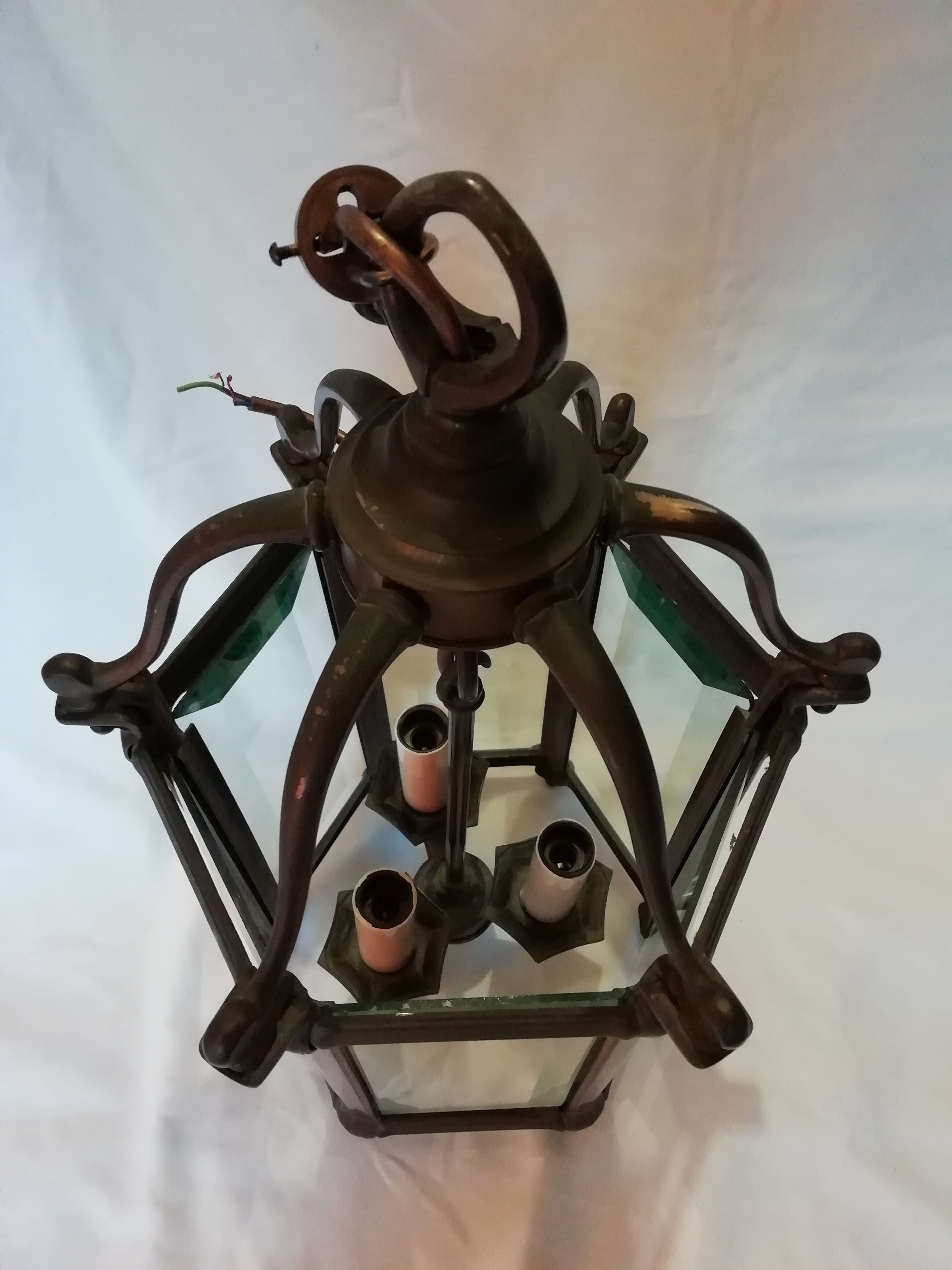 Lanterne hexagonale à 3 lumières en bronze et verres biseautés.  XIXéme