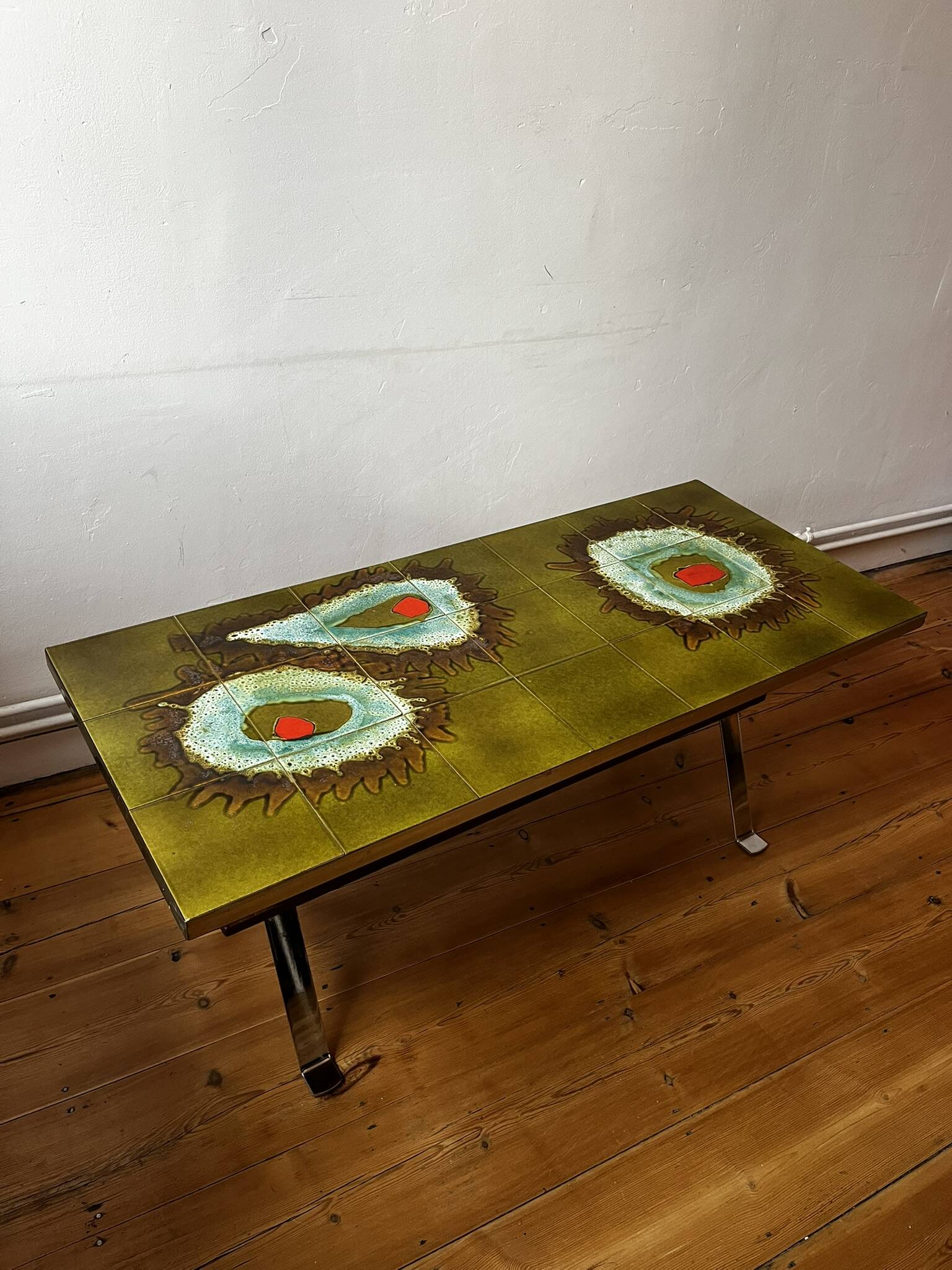 Vintage ceramic coffee table (atomic pattern) with a chrome base.
