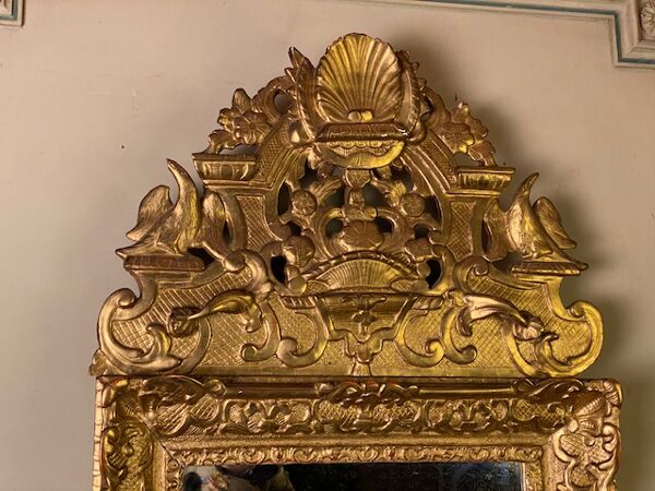 Miroir régence en bois sculpté doré début XVIIIème siècle