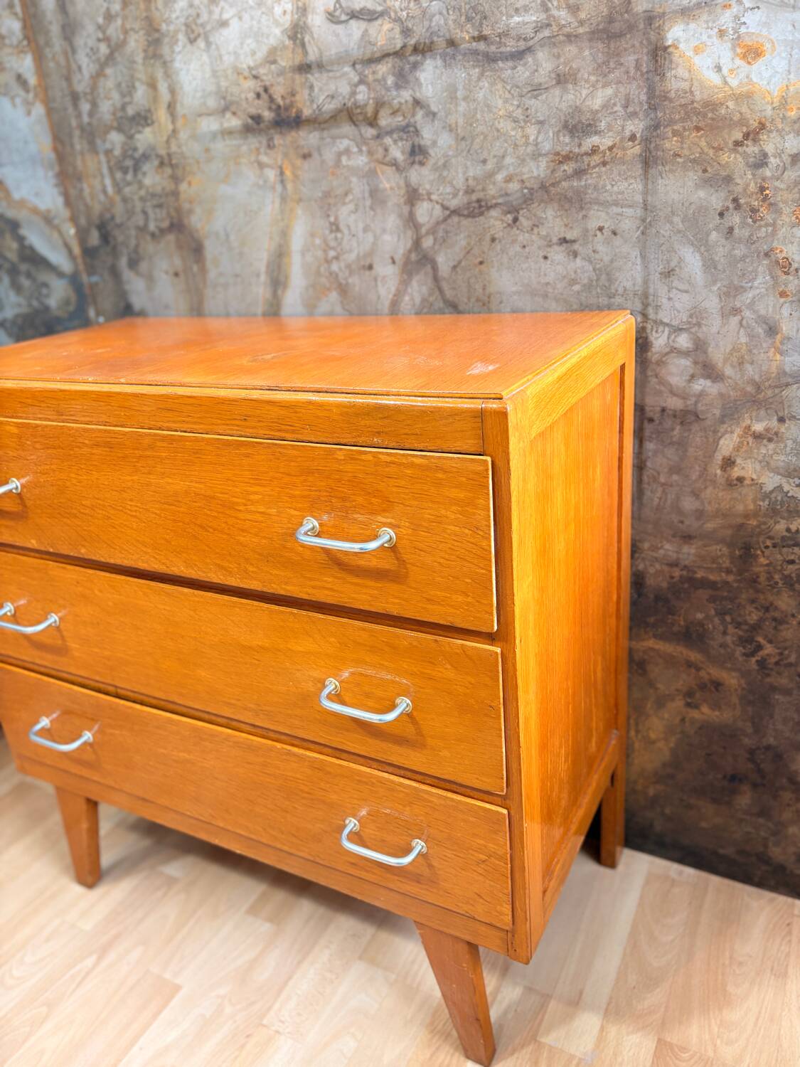 Compass leg chest of drawers