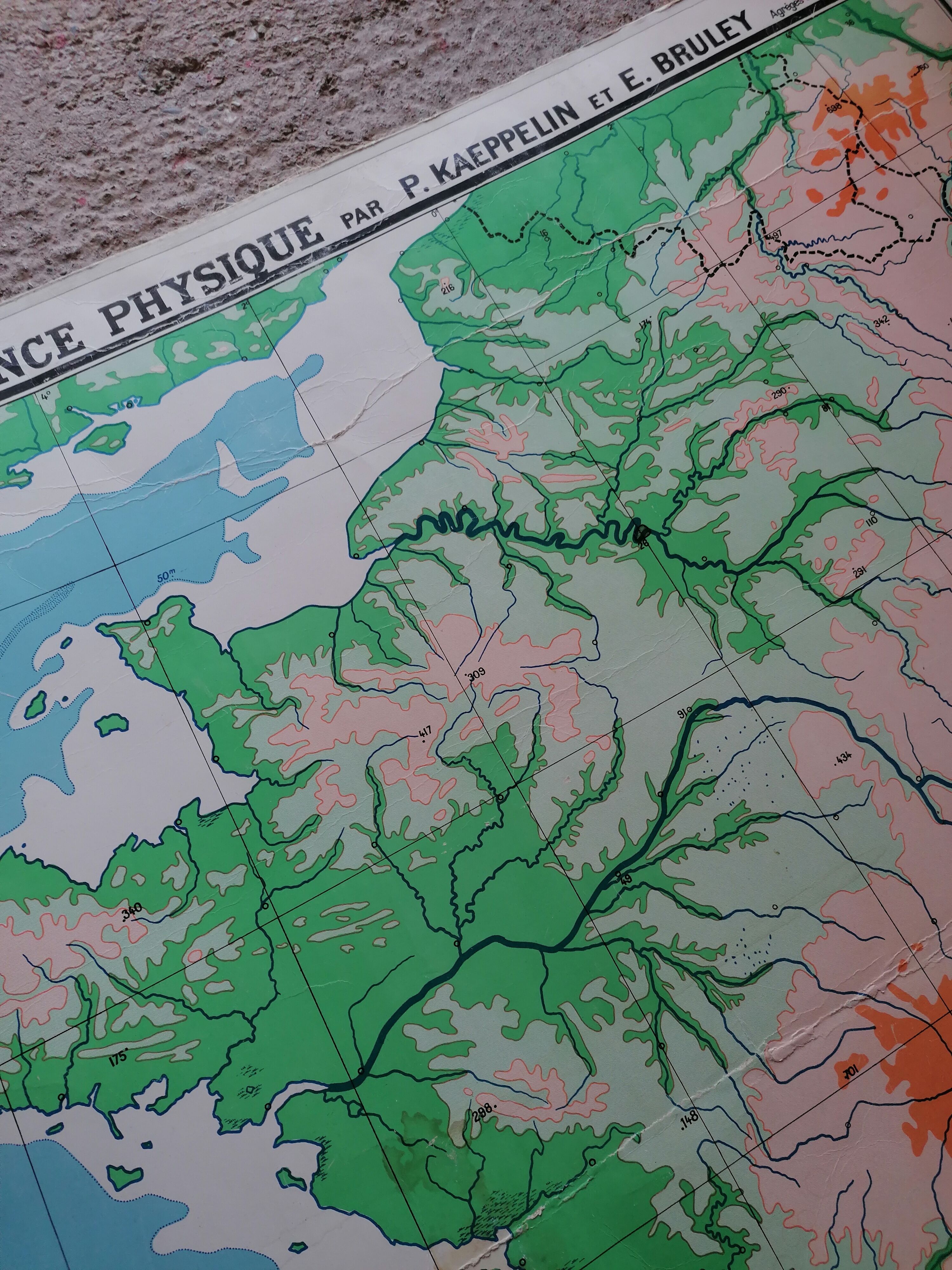 Old physical France map N°11 Hatier Kaeppelin cardboard.