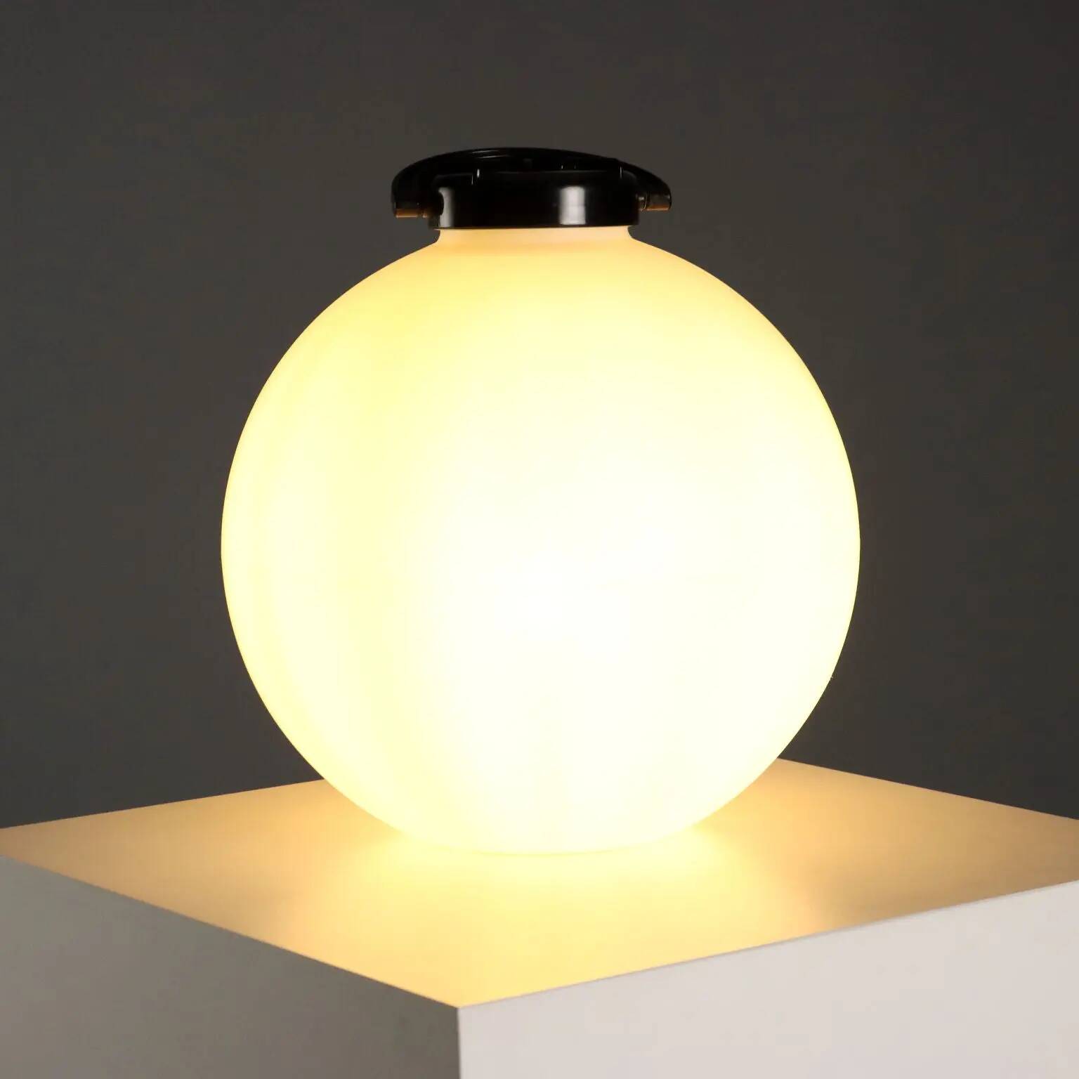 Vintage lamp Valenti Luce Tama Design Isao Hosoe in plastic from the 1970s.