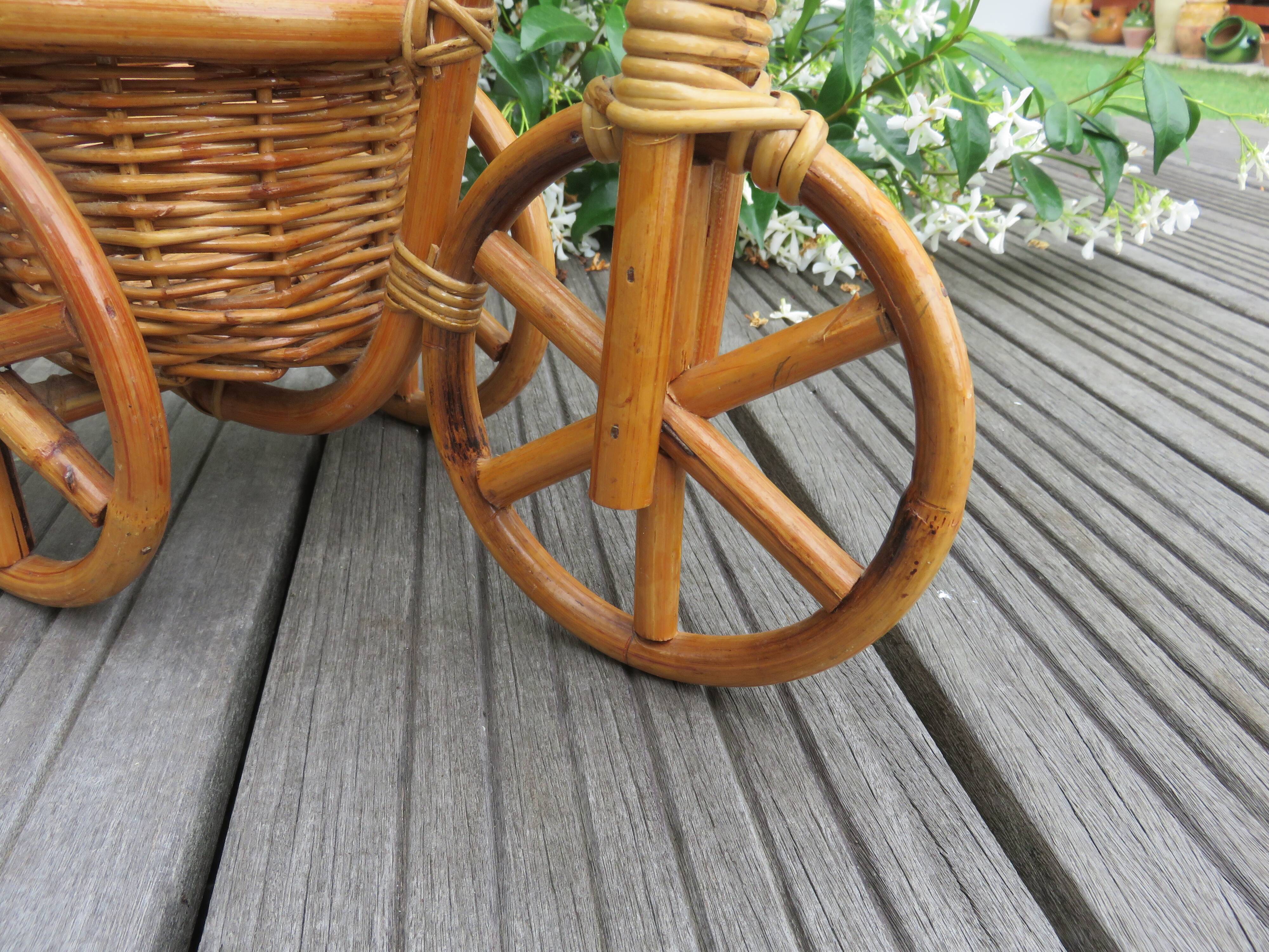 Cache pot en rotin et bambou tricycle vélo années 60 70