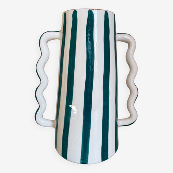 Vase en céramique rayé vert sapin et blanc aux anses ondulées abstrait fait-main