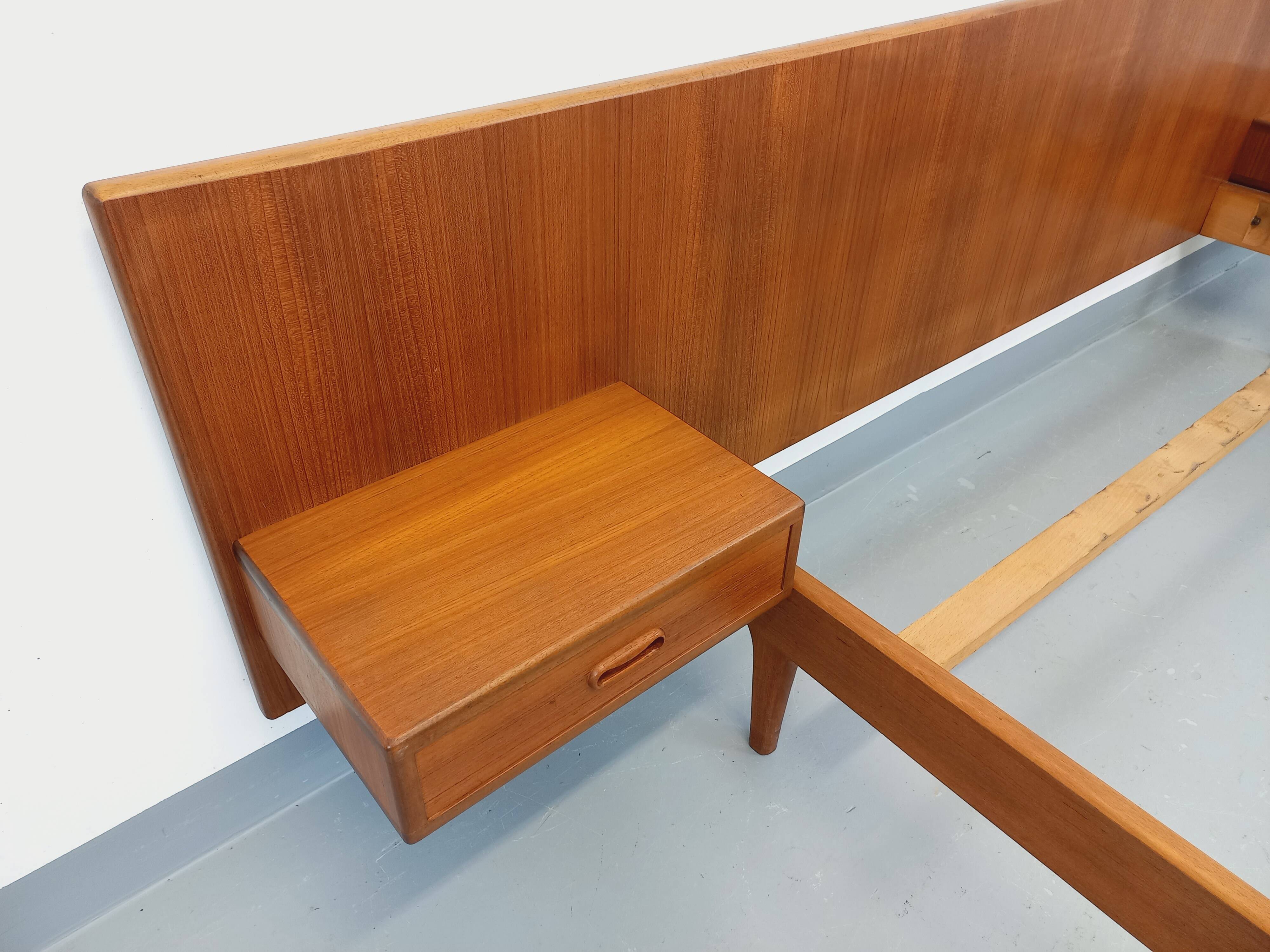 Lit double vintage scandinave en teck des années 60 avec chevets intégrés