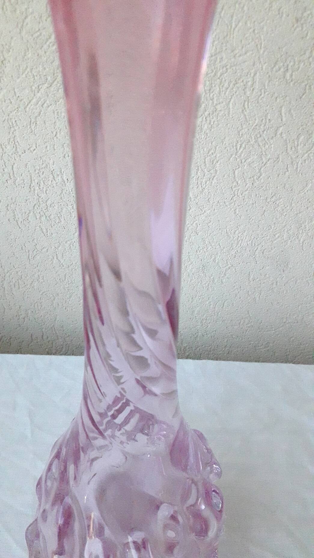 Vase en verre rose