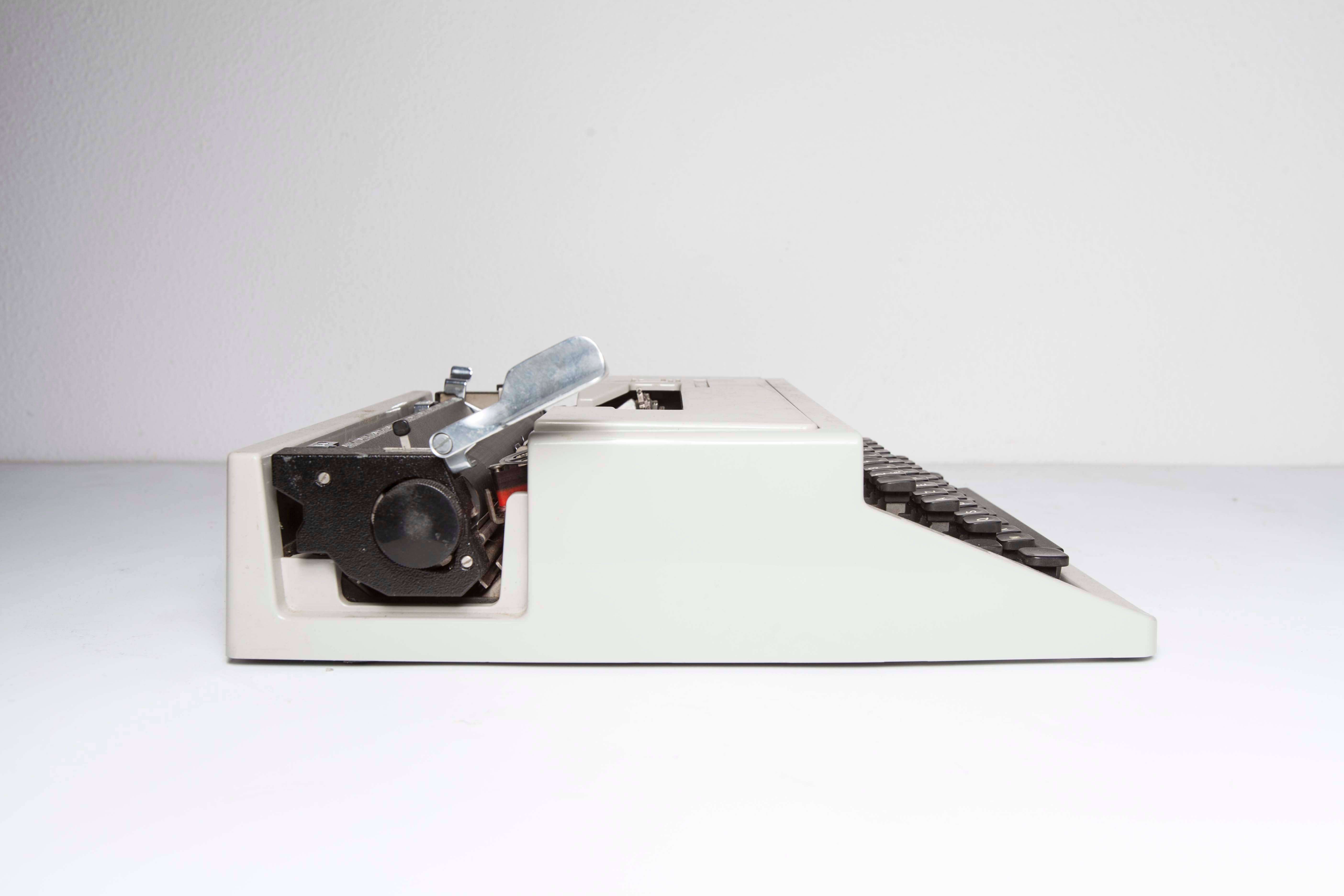 Dora typewriter by Olivetti 70