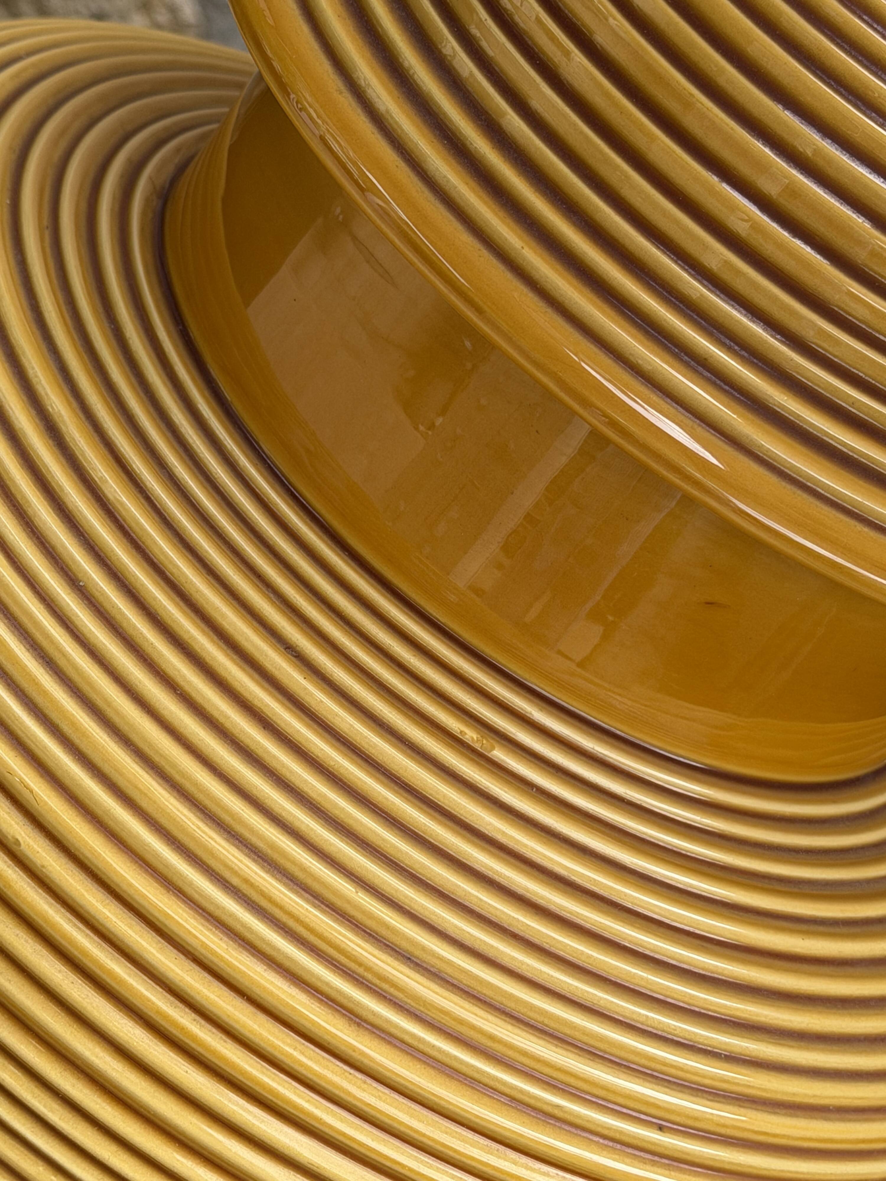 Grande lampe en céramique nervurée jaune moutarde 1970