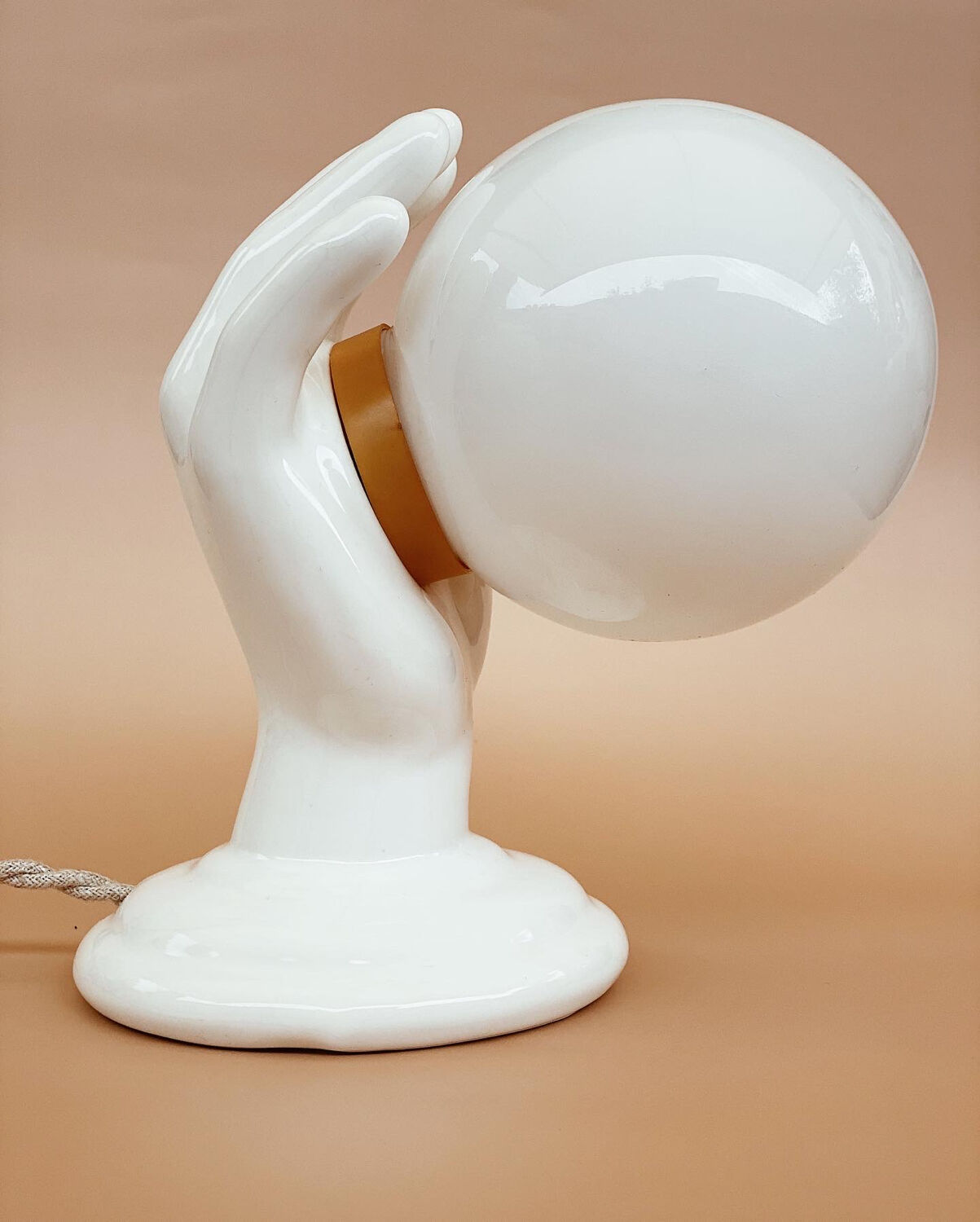 Applique murale baladeuse main en céramique globe opaline